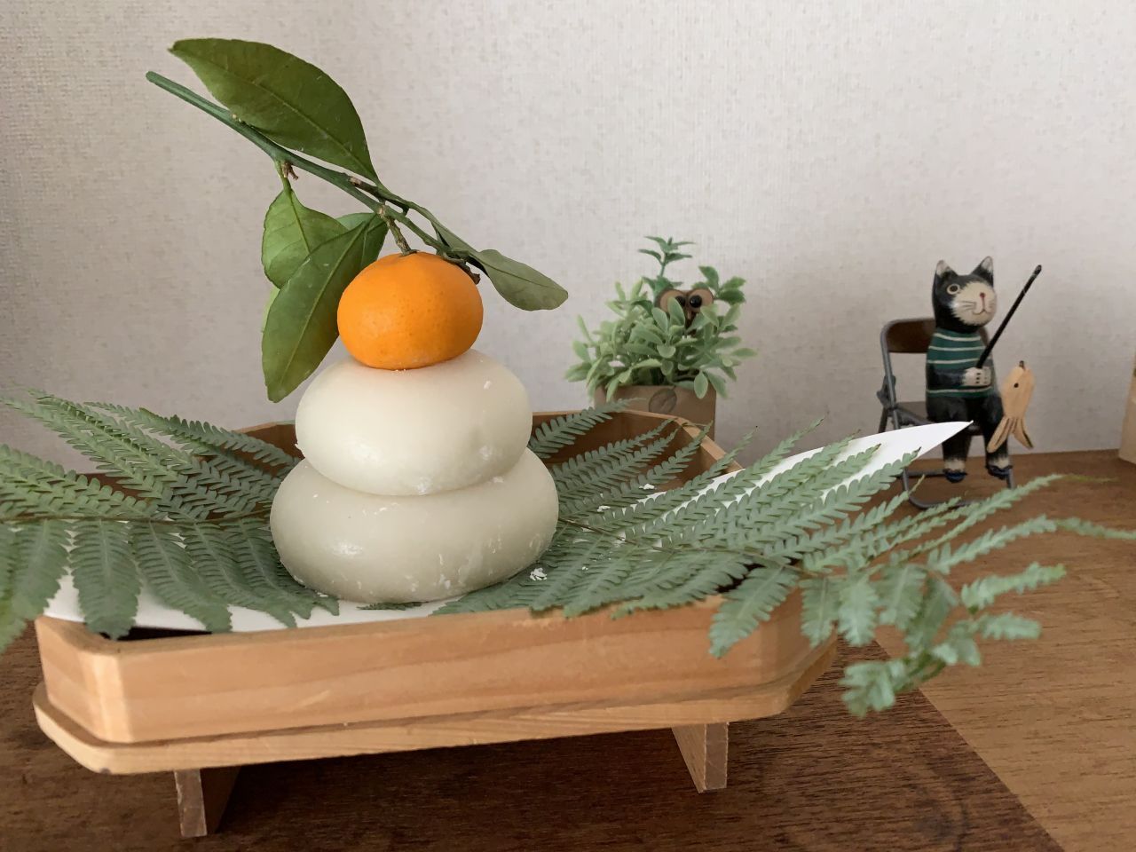 Japanische Neujahrsdeko: Kagami Mochi. Auf den zwei Reiskuchen thront ein Daidai, eine Bitterorangensorte. 