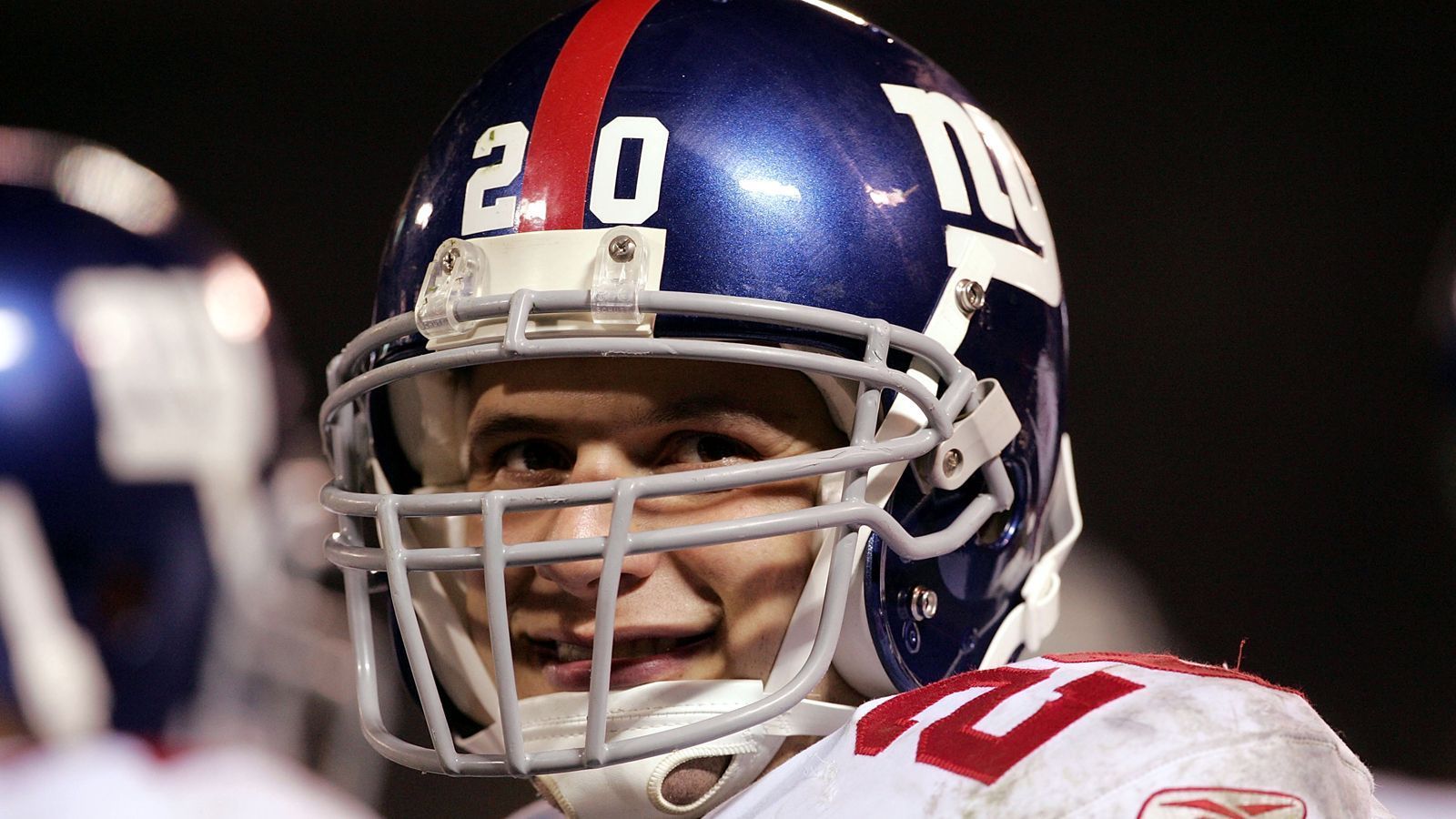 
                <strong>Mr. Irrelevant: Legendärer Auftritt</strong><br>
                Oder Fullback Jim Finn, der 1999 von den New York Giants ausgewählt wurde, vier Jahre Starter war und trotz seiner späten Position am Draftabend einen großen Auftritt hatte. "Er ist der einzige, der tatsächlich am Draft teilgenommen hat", sagte Salata. "Er saß auf der Tribüne. Ich meine, wie groß sind die Chancen? Sie lebten in der Nähe, und sein Vater wollte ihn zum Draft mitnehmen. Als mein Vater seinen Namen rief, gab es Jubel und die Leute fingen an zu schreien: 'Er ist hier! Er ist hier!' Also haben wir ihn auf die Bühne geholt."
              