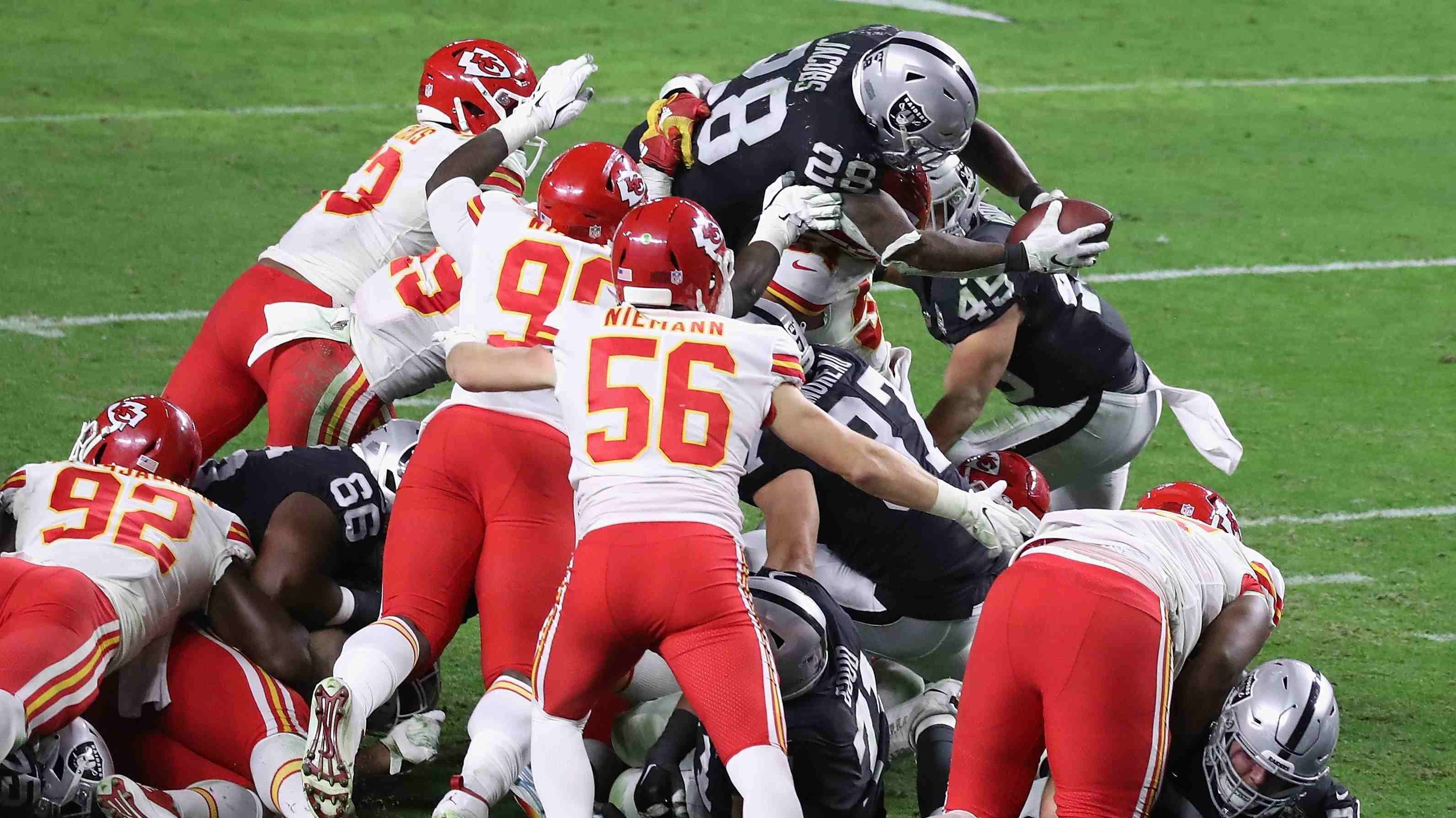 
                <strong>Platz 3: AFC West - Bilanz: 34-30</strong><br>
                 - Kansas City Chiefs: 14-2  - Las Vegas Raiders: 8-8  - Los Angeles Chargers: 7-9   - Denver Broncos: 5-11  
              