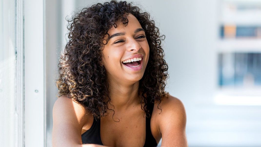 Du hast lockiges Haar und weißt nicht, wie du deine Mähne bändigen sollst? Dann haben wir die Beauty-Hacks für dich – hier findest du trendige Frisuren mit Locken! 