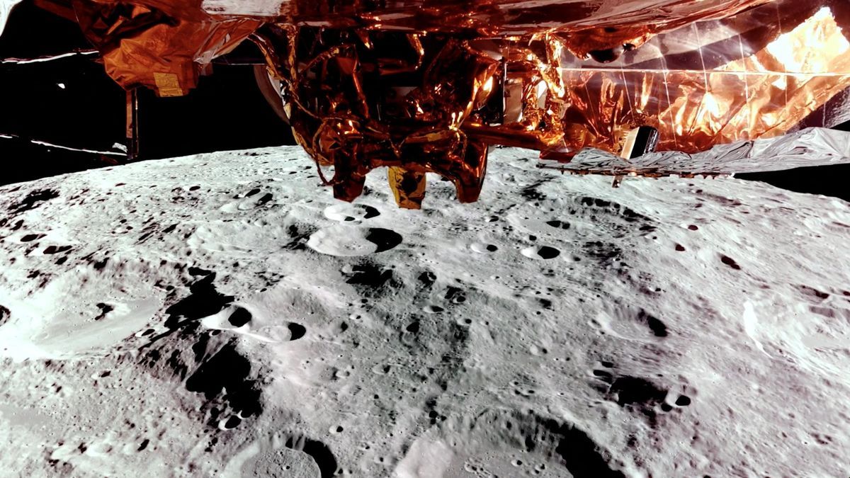 SPACE-EXPLORATION/MOON-CLOSEUP