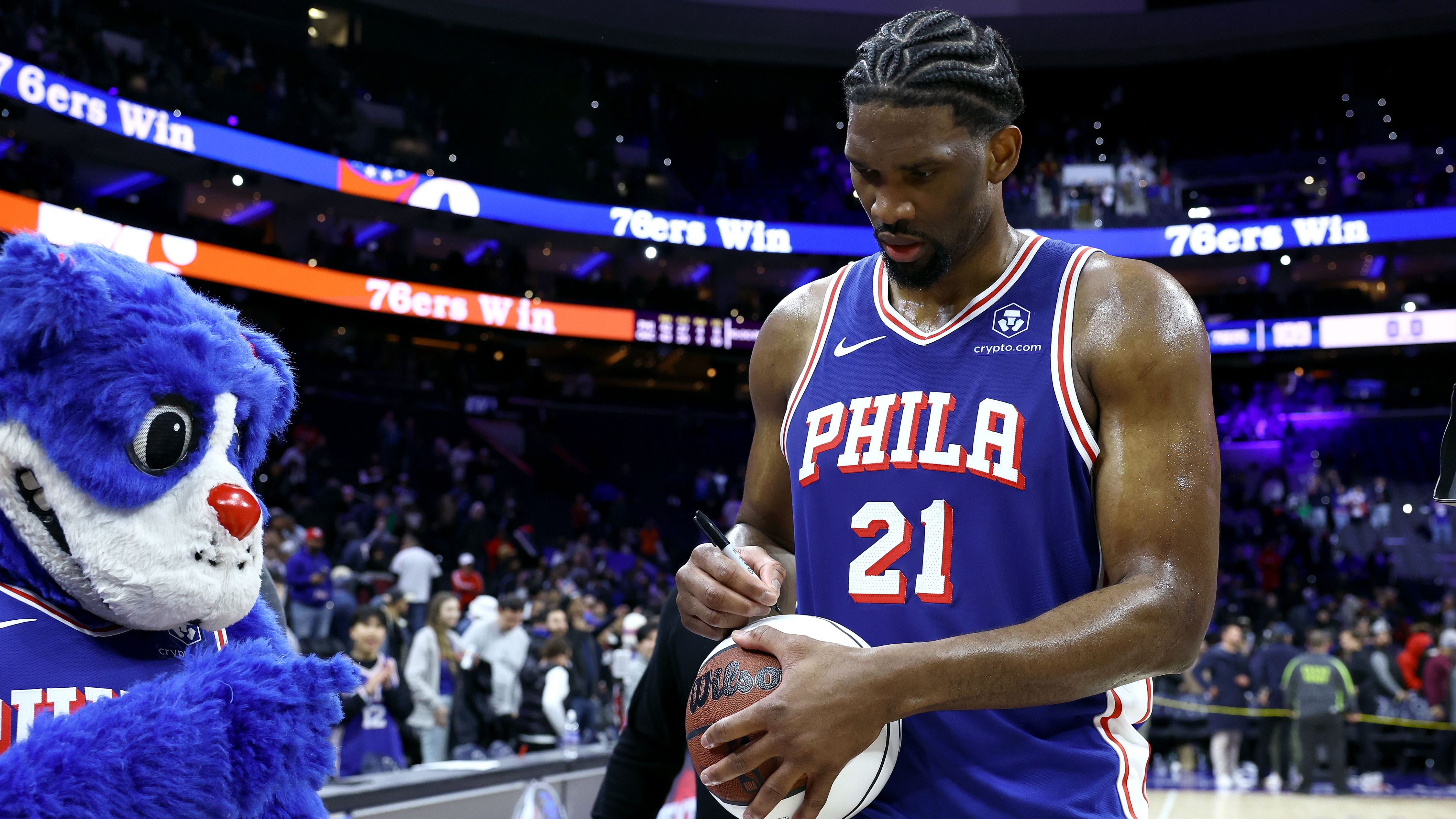 <strong>12. Philadelphia 76ers (zuvor Rang 19, 42-35)</strong> <br>Embiid ist zurück und sofort läuft es bei Philly wieder. Bei seinem Comeback legte der Superstar gleich mal 24 Punkte gegen OKC auf. Beim Sieg in Miami waren es dann sogar 29. Überraschend dabei: Trotz der guten Punkteausbeute war Philly mit Embiid auf dem Court -19. Nun geht es darum, die PlayIns vielleicht doch noch zu vermeiden.