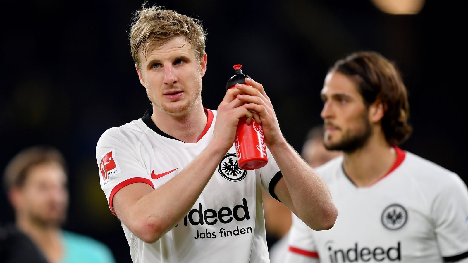 
                <strong>Martin Hinteregger</strong><br>
                Mit Martin Hinteregger schnappte sich Eintracht Frankfurt in der Vergangenheit einen weiteren Leistungsträger Hütters aus Salzburger Trainer-Tagen. Das Duo Hinteregger/Hütter wurde 2015 Double-Sieger in Österreich, ehe sich die Wege des Verteidigers und seines damaligen Trainers zunächst trennten. Während Hütter im Herbst 2015 bei den Young Boys Bern anheuerte, kickte Hinteregger noch ein halbes Jahr in Salzburg weiter, ging dann nach Gladbach und im Sommer 2016 nach Augsburg. Als sich Hinteregger im Herbst 2018 mit einem Interview und scharfer Kritik am damaligen FCA-Trainer Manuel Baum ins Abseits beförderte, erinnerte sich Hütter wohl an seinen einstigen Salzburg-Schützling und holte "Hinti" nach Frankfurt. Im Sommer 2019 kaufte die Eintracht den 27-jährigen Österreicher nach vorheriger Leihe.
              