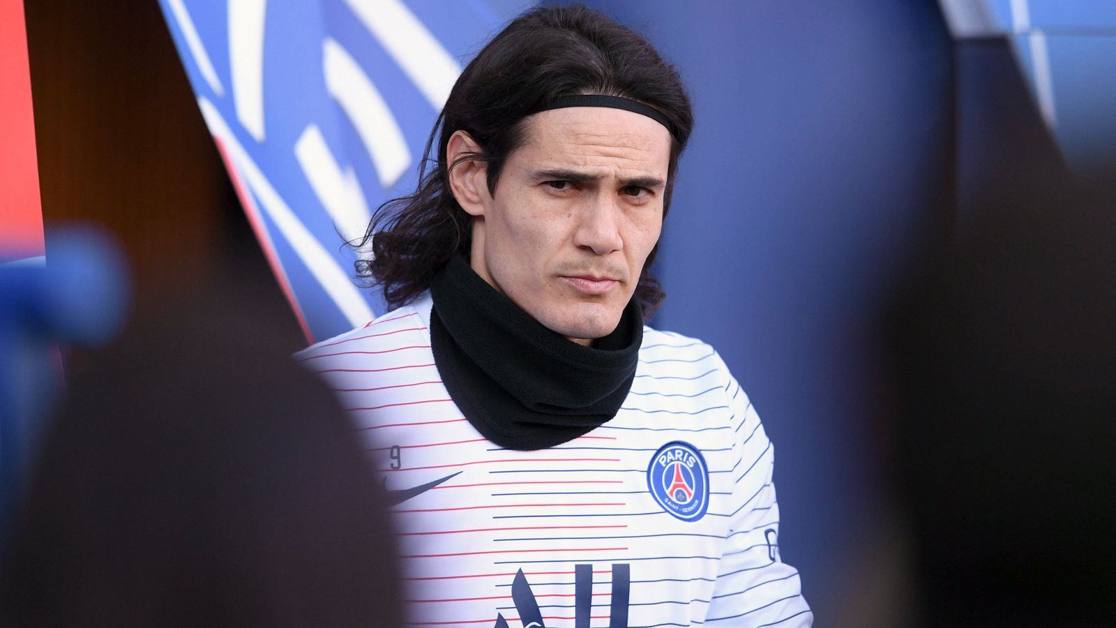 
                <strong>Edinson Cavani (Paris St. Germain)</strong><br>
                Ein eher kurz- bis mittelfristiges Engagement wäre jenes von Edinson Cavani bei Newcastle. Der Vertrag des Stürmers läuft beim französischen Meister Paris St. Germain aus und laut "ESPN" und "Eurosport" hoffen die "Magpies" nun auf den Zuschlag des Uruguayers. Aber: Aufgrund des fortgeschrittenen Alters von 33 Jahren wäre Cavani wohl höchstens eine Übergangslösung im Newcastle-Angriff. Zudem halten sich seit Wochen hartnäckig Gerüchte, wonach Cavani zu Atletico Madrid wechselt.
              