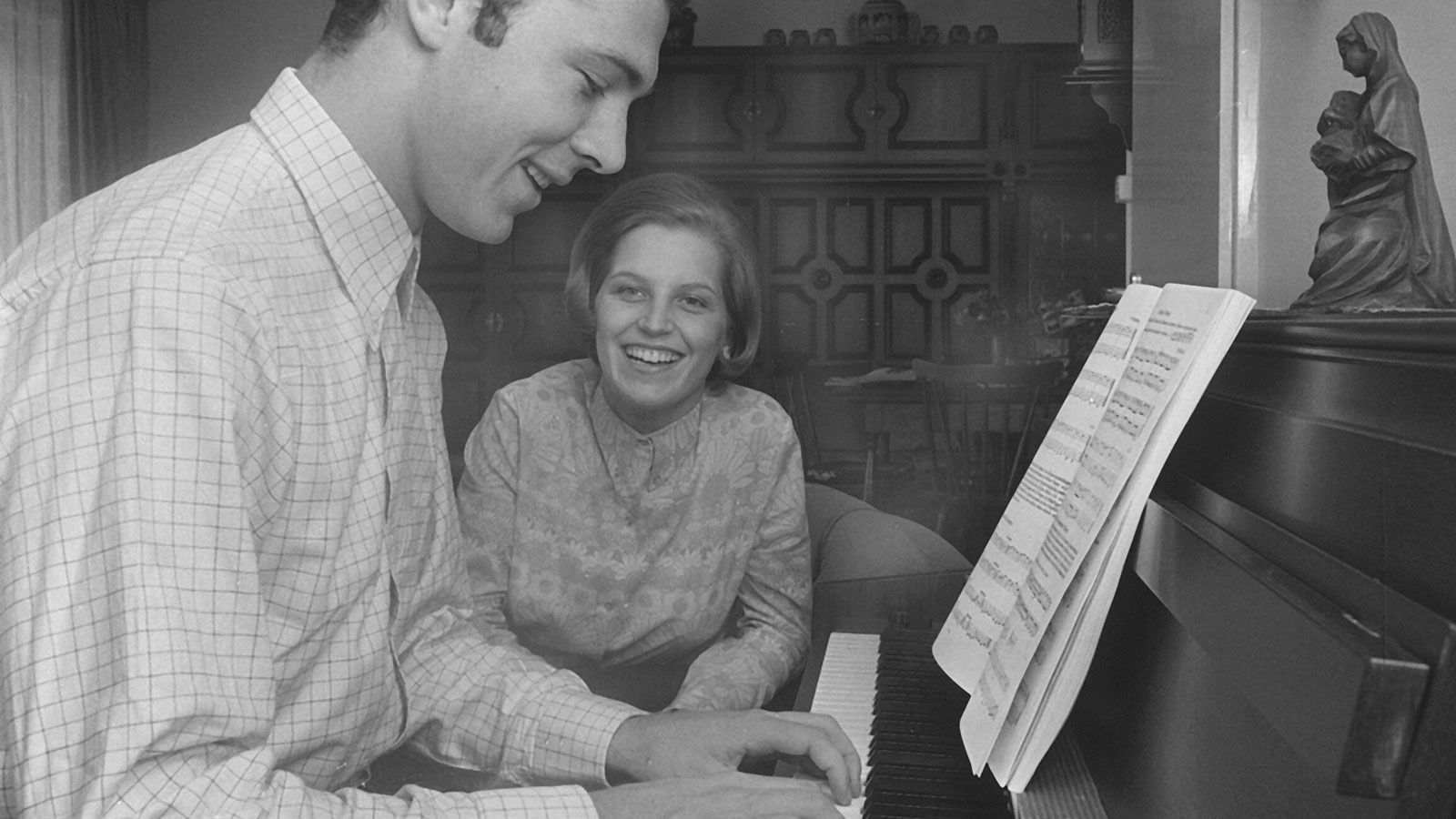 <strong>Auch am Klavier ein Virtuose</strong><br>
                Am Klavier spielt Beckenbauer im Sommer 1967 seiner damaligen Frau Brigitte etwas vor.

