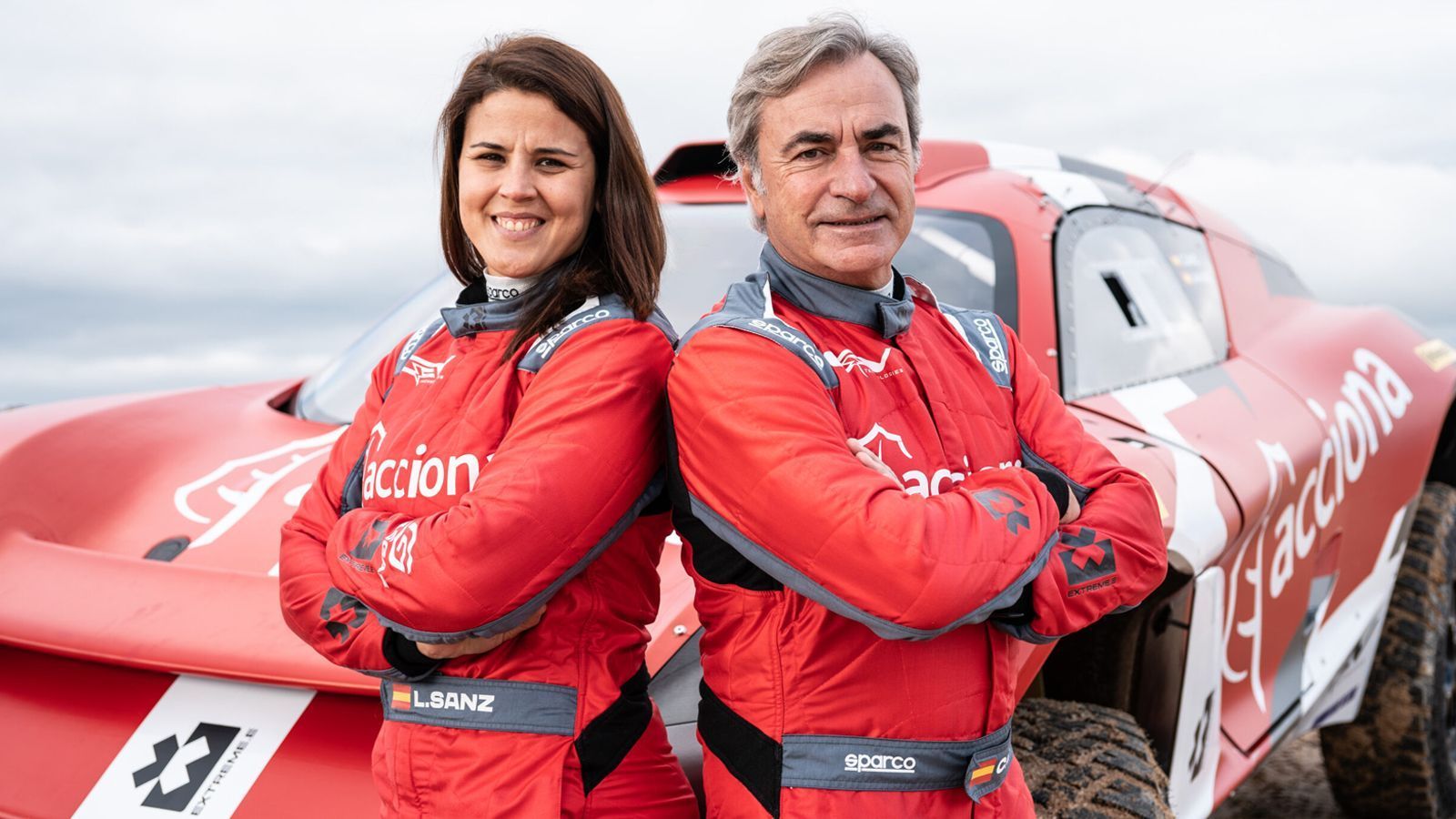 
                <strong>Carlos Sainz Sr.</strong><br>
                Sainz sieht seiner neuen Aufgabe mit großer Vorfreude, aber auch mit Respekt entgegen. "Ich bin sehr neugierig und sehr interessiert daran, diesen Weg mit einem elektrischen Antrieb in einer neuen Meisterschaft zu gehen. Ich werde versuchen, sie zu gewinnen", lautet die Kampfansage des Spaniers, der mit seiner Landsfrau Laia Sanz, die seit 2011 zehnmal in Folge die Damenwertung der Motorradklasse bei der Rallye Dakar gewann, ein Team bildet. Aber Sainz ist sich auch der "riesigen Herausforderung" bewusst: "Wir erwarten extreme Situationen."
              