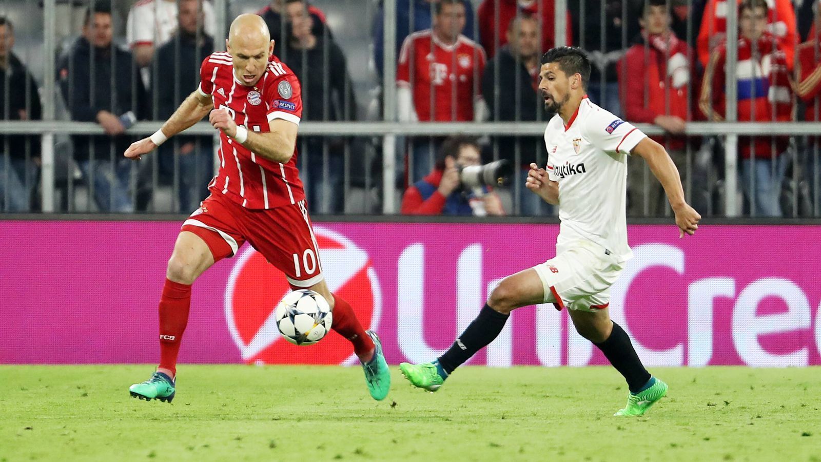 
                <strong>2017/18: Bayern München - FC Sevilla</strong><br>
                Hinspiel: FC Sevilla - Bayern München 1:2 -Rückspiel: Bayern München - FC Sevilla 0:0 -Weiterer Verlauf: Halbfinal-Aus gegen Real Madrid (1:2, 2:2)
              