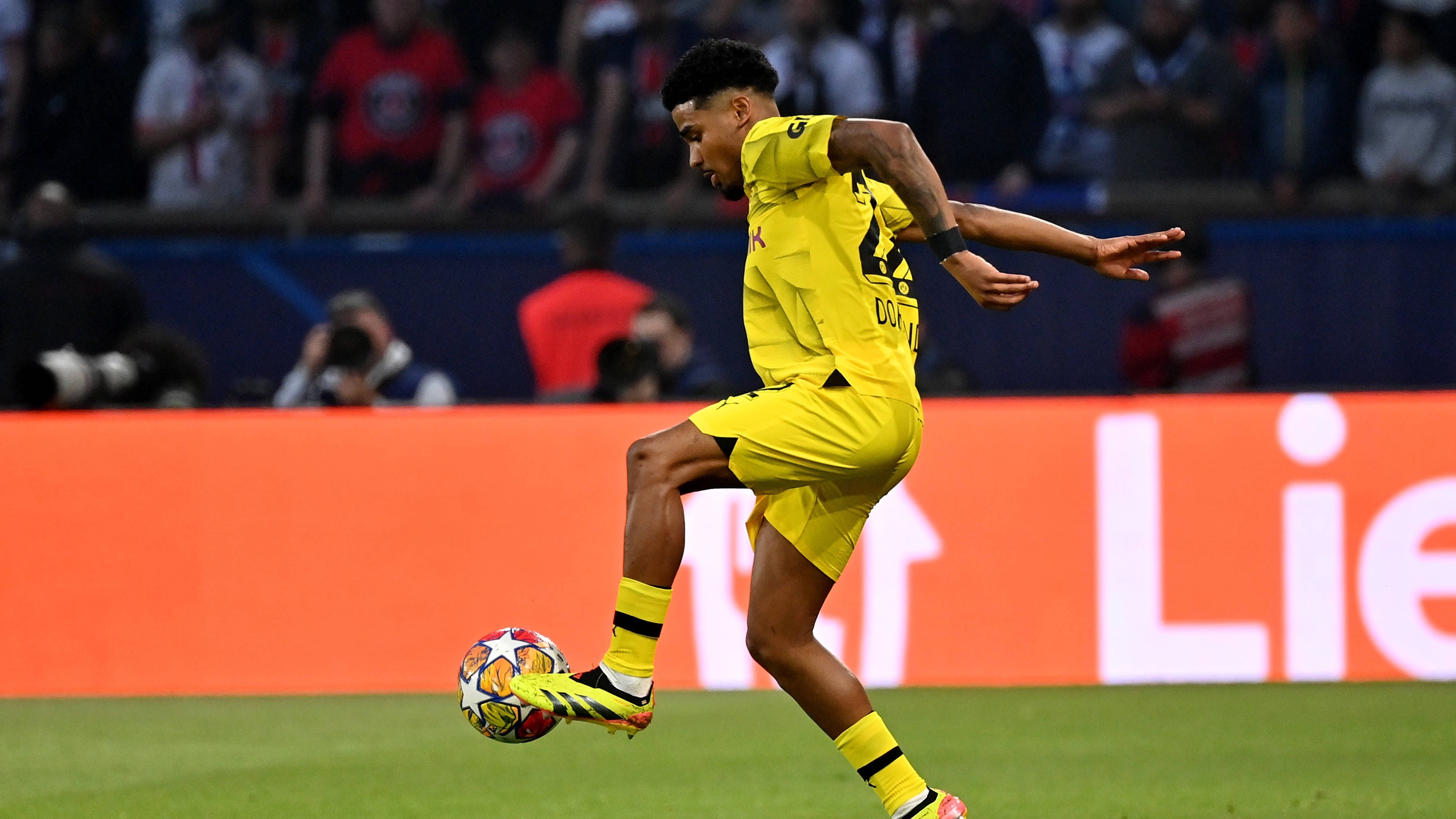 <strong>Ian Maatsen (Borussia Dortmund)</strong><br>Der Niederländer muss teilweise auf links Schwerstarbeit verrichten, weil neben dem schnellen Dembele auch Hakimi immer wieder über seine Seite vorstößt. Dadurch weniger Offensivaktionen als sonst. <strong><em>ran</em></strong>-Note: 3&nbsp;