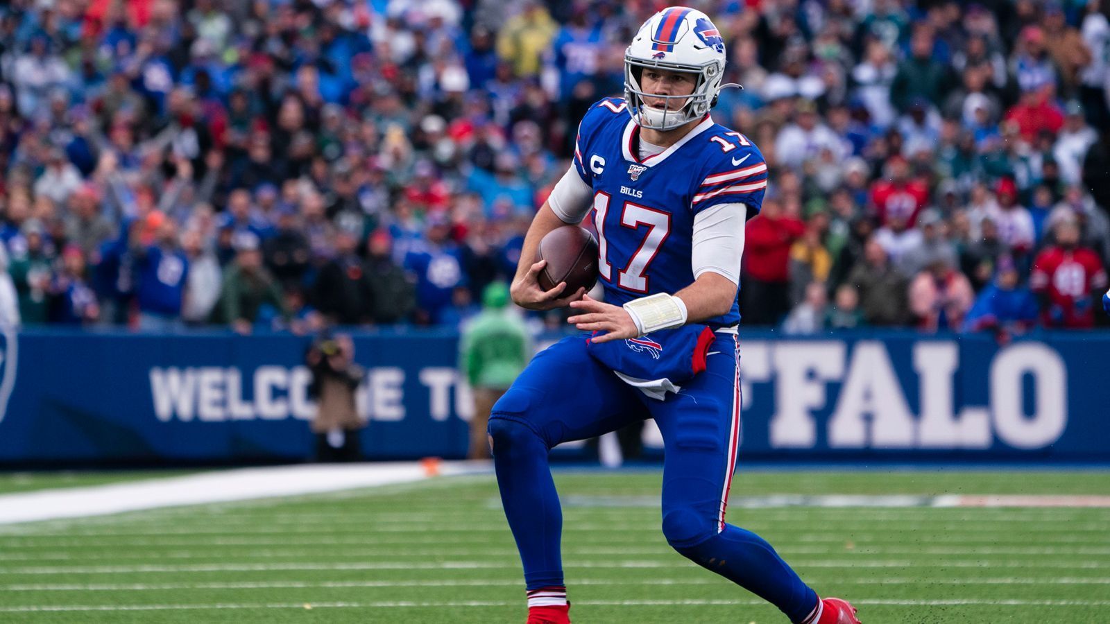 
                <strong>Josh Allen (Buffalo Bills)</strong><br>
                Josh Allen ist der einzige Quarterback der Gruppe, der den Erwartungen vor dem Draft gerecht wurde. Allen galt vor allem dank seines starken Wurfarms als großes Talent. Seine Qualitäten als Läufer waren ebenfalls bekannt. Warum wurde Allen dann erst als dritter Quarterback ausgewählt? Der 23-Jährige hatte noch große Schwächen, seinen Arm sinnvoll einzusetzen. Oft erzwang Allen Würfe in enge Fenster, die letztlich in Interceptions endeten. Zudem hatte er Defizite bei seinen Spielentscheidungen. Allen warf häufig zu seiner erstbesten Option - auch wenn diese gedeckt war. Das wurde in der NFL schnell bestraft. Nur dank seiner Scrambles spielte Allen eine akzeptable erste Saison. Als Passer erzielte der Quarterback nur knapp 173 Yards pro Spiel und warf mehr Interceptions (12) als Touchdowns (10). In dieser Saison konnte sich Allen jedoch steigern. Der Nummer-Sieben-Pick behält häufig die Übersicht und hat nur noch selten komplette Aussetzer im Passspiel. Getragen von einer starken Defense erfüllt Allen solide die Rolle eines "Game Managers".
              