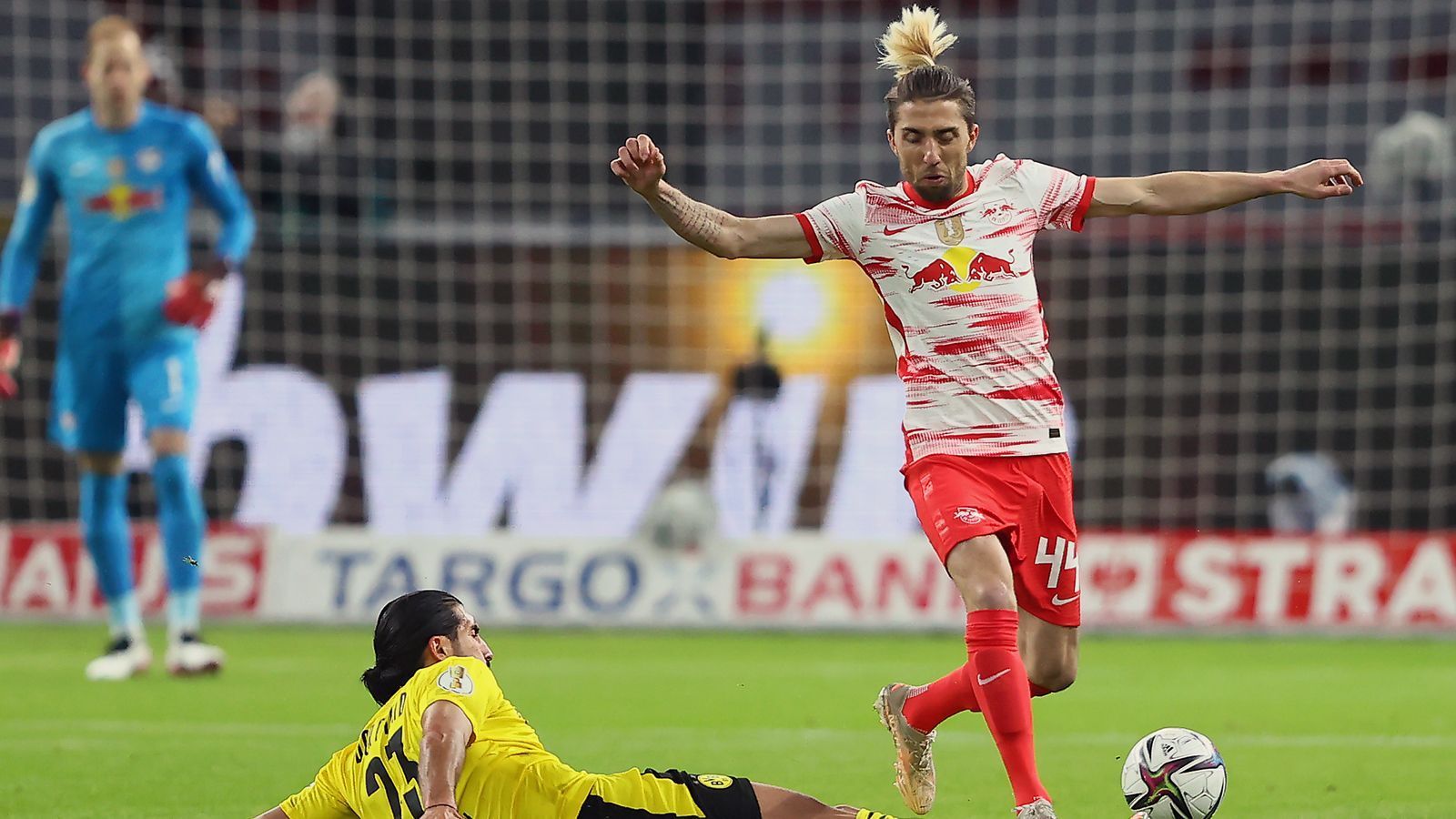 
                <strong>Kevin Kampl</strong><br>
                Folgenschwerer Ballverlust im Mittelfeld an Reus vor dem frühen Gegentor zum 0:1. Übernimmt dann die klare Kontrolle im Spielaufbau und lässt sich bei Ballbesitz oft zurückfallen. Die entscheidenden kreative Momente fehlen aber, um offensiv für Gefahr zu sorgen. Starke Rettungstat nach Flanke von Piszczek in der 51. Minute. Muss in der 62. Minute für mehr offensive Power weichen und wird ausgewechselt. ran-Note: 4
              