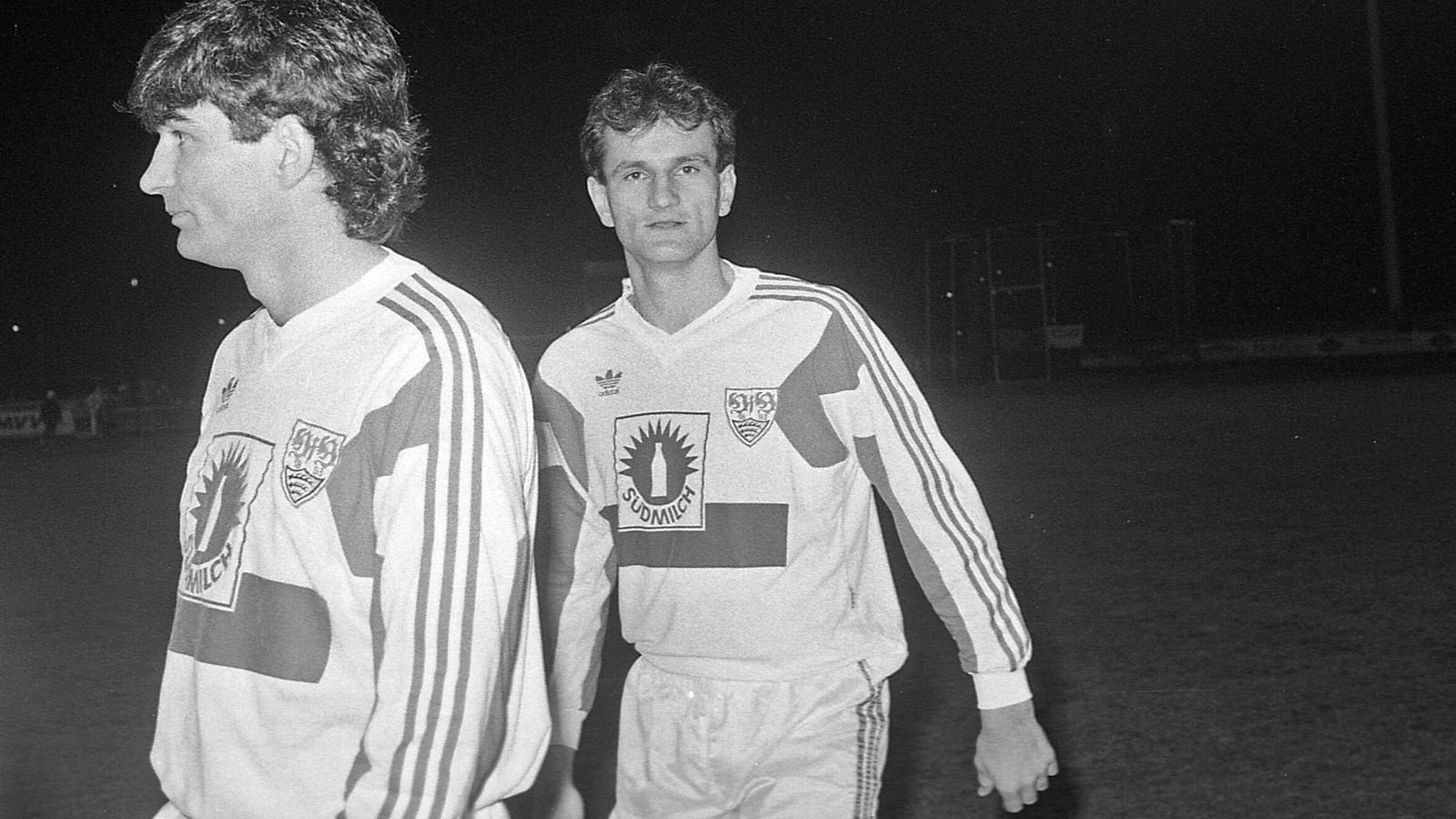 
                <strong>VfB Stuttgart (1992)</strong><br>
                Besonders teuer war der Wechselpatzer von Christoph Daum als Trainer des VfB Stuttgart. In der Qualifikation zur Champions League gegen Leeds United schickte er in dem Serben Jovica Simanic (re.) einen vierten Ausländer auf den Rasen - einer mehr als erlaubt.
              