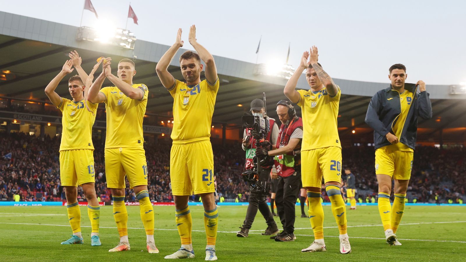 
                <strong>Ukraine trifft im Playoff-Finale auf Wales</strong><br>
                Doch die ukrainische Mannschaft hielt dem Druck Schottlands in der verbleibenden Spielzeit stand und erzielte bei einem Konter in der Nachspielzeit sogar den Treffer zum 3:1-Endstand. Damit trifft die Ukraine im Finale der WM-Quali-Playoffs am Sonntag auf Wales. 
              