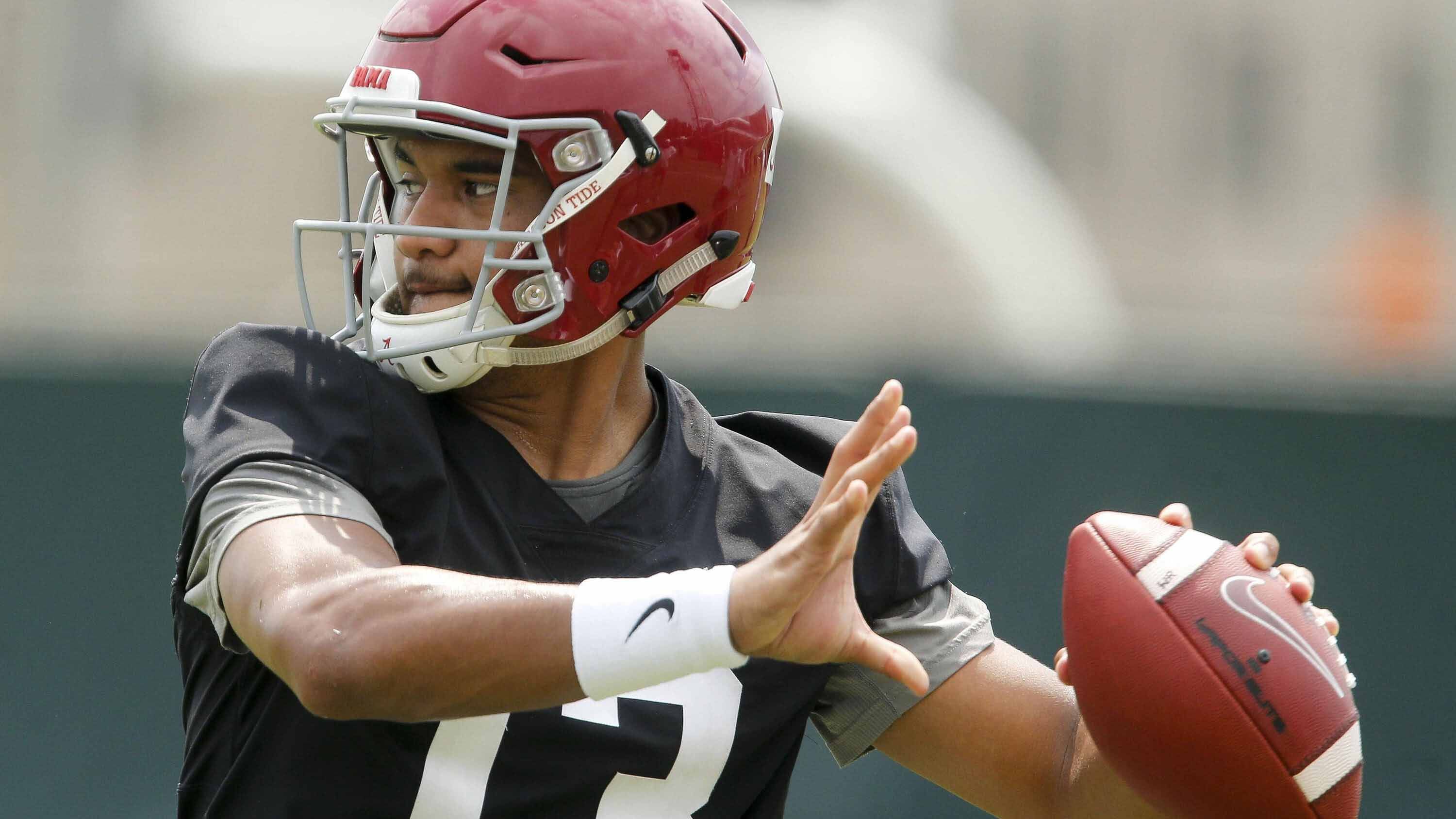 
                <strong>PIck 7: Tua Tagovailoa - Las Vegas Raiders (via Trade von den Carolina Panthers)</strong><br>
                Position: QuarterbackCollege: AlabamaDie Mbits werden durch die Leitungen gepresst, sodass auf dem Strip in Las Vegas die Lichter gedimmt werden müssen. Nachdem der Draft nicht wie geplant stattfinden kann, muss ja trotzdem in Vegas eine Lichtshow abgeliefert werden. Und Jon Gruden kriegt seinen Quarterback! Tua Tagovailoa, der dieselbe High School wie Marcus Mariota besucht hat, wird der zweite Quarterback in der Stadt der Sünden, welcher auf der hawaiianischen Insel geboren ist. Der arbeitssüchtige Gruden will damit nicht nur einen Hauch Urlaubsexotik in sein berufliches Umfeld bringen, er ist vor allem froh, dass sich keiner seiner lammfrommen Passgeber auf die schiefe Bahn begeben wird. Ob sie aber mit Grudens lauter Persönlichkeit klarkommen?
              