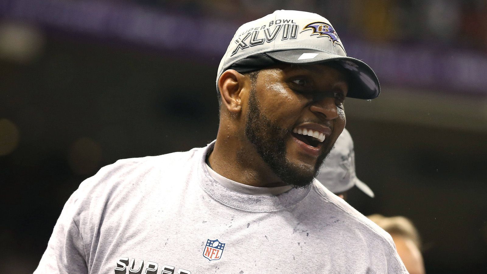 
                <strong>Baltimore Ravens: Ray Lewis (Linebacker) </strong><br>
                Lewis war der Anführer der legendären Ravens-Verteidigung, gewann zwei Super Bowls und ist einer der besten Linebacker aller Zeiten.
              