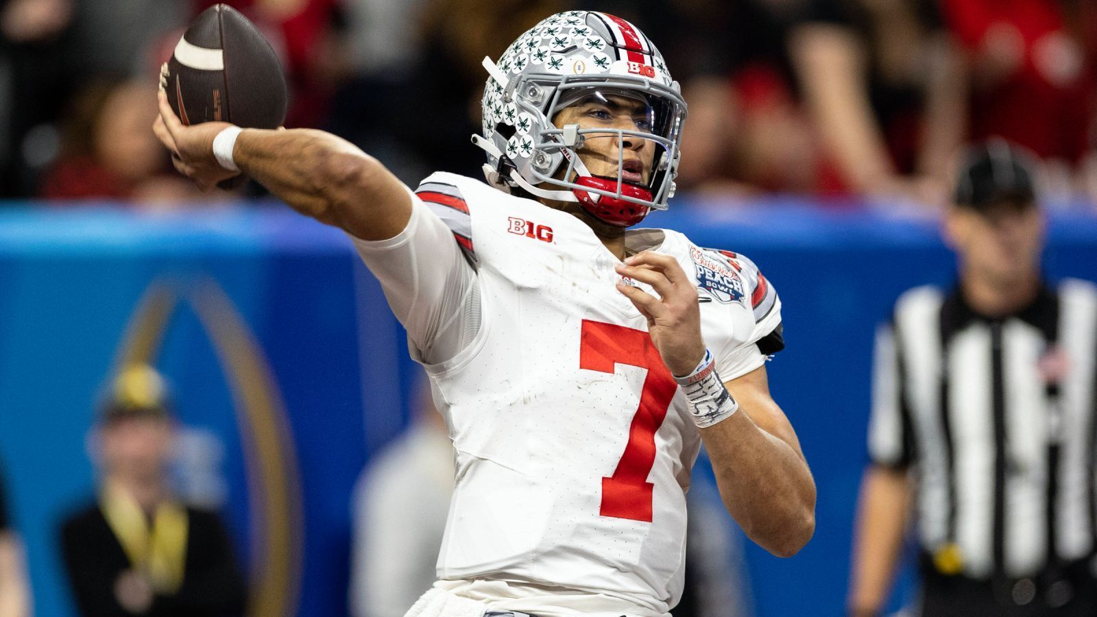 
                <strong>QB C.J. Stroud (Ohio State Buckeyes)</strong><br>
                Der beste Landing Spot für ihn wären die Tennessee Titans. Zugegeben, die Titans sind nicht gerade völlig außer Reichweite, wenn Stroud wirklich so im Draft Ranking fällt, wie es viele voraussagen. Dennoch wäre es ein Coup, wenn er nach Nashville gehen sollte. Die Fans der Titans sehnen sich nach dem ersten richtigen Star-Quarterback seit Vince Young und mit Stroud würden sie genau den bekommen. Dann könnten die Titans auch Ryan Tannehill wegtraden und hätten Picks sowie das Geld, um weitere Löcher in der Mannschaft zu stopfen.
              