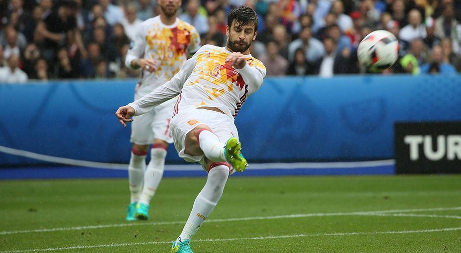 
                <strong>Gerard Pique</strong><br>
                Gerard Pique: Der Innenverteidiger hatte gegen Italien nicht seinen besten Tag bei dieser EM-Endrunde. Zunächst köpfte er nach einer Ecke Italiens unabsichtlich in Richtung eigenes Tor - aber glücklicherweise knapp drüber. Bei Eders Großchance in der 55. Minute offenbarte der Barca-Verteidiger zudem eklatante Schnelligkeitsdefizite. In der Offensive wurde zunächst mit einem Distanzschuss gefährlich, ehe er ganz kurz vor dem Schlusspfiff die Topchance auf dem Ausgleich aus kürzester Distanz vergab. ran-Note: 4
              