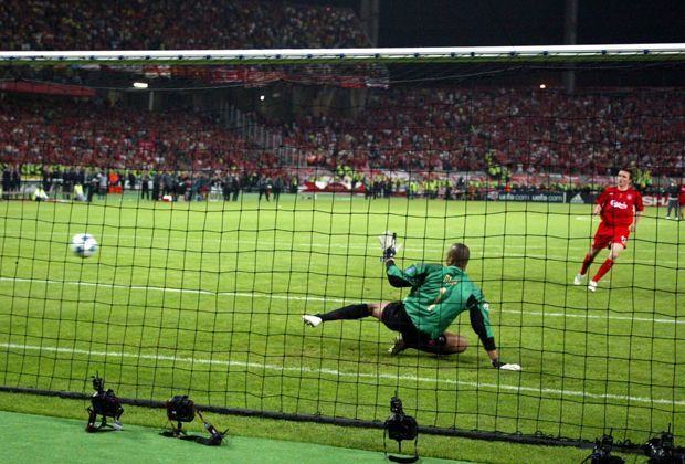 
                <strong>Champions-League-Finale 2005 - Vladimir Smicer</strong><br>
                Schließlich behielt auch Vladimir Smicer die Nerven und machte Liverpool zum Champions-League-Sieger. Die drei erfolgreichen Elmeterschützen Hamann, Cisse und Smicer waren allesamt Einwechselspieler.
              