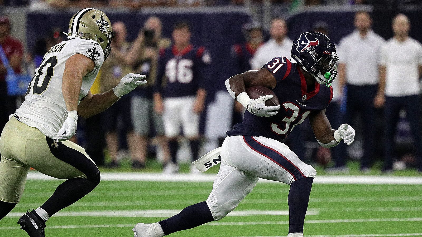 
                <strong>Dameon Pierce (Houston Texans, RB42)</strong><br>
                Einer der noch etwas unbekannteren Running Backs könnte früher oder später für Furore sorgen. Viertrunden-Pick Dameon Pierce zeigte in der Preseason bisher viele gute Ansätze und die Konkurrenz bei den Houston Texans ist überschaubar. Der 22-Jährige kämpfte um jeden Yard und sah sehr gut in der Pass Protection aus. Allerdings dürfte Teamkollege Rex Burkhead vorerst bei Passing Downs auf dem Feld bleiben, Pierce ist somit nicht ganz so wertvoll in PPR-Formaten (pro Catch gibt es dort einen Punkt). Ein Rookie der Texans ist vielleicht nicht der sexieste Pick der Fantasy-Geschichte, könnte sich aber auszahlen, wenn Pierce den Starter-Posten gewinnen kann. 
              