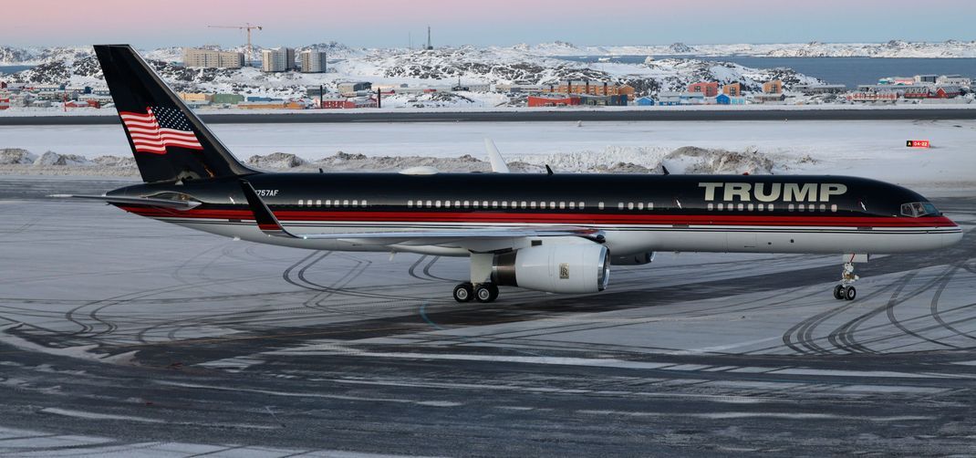 7. Januar 2025, Grönland, Nuuk: Ein Flugzeug mit Donald Trumps Sohn, Donald Trump Jr., an Bord landet in der grönländischen Hauptstadt Nuuk.