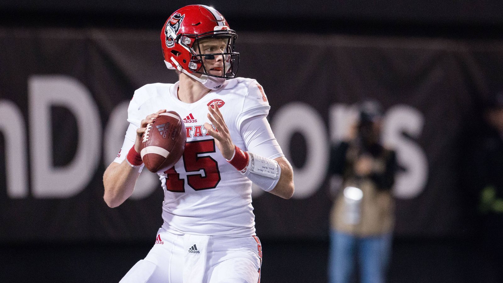 
                <strong>Ryan Finley (Quarterback, N.C. State)</strong><br>
                Auch Finley ist ein sehr zielgenauer Quarterback, brachte 65,1 Prozent seiner Pässe an den Mann und gilt als ein sogenannter "Game Manager". Er spielt nicht immer die spektakulärsten Pässe, hat dafür aber eine gute Übersicht und bringt vor allem die kurzen und mittleren Pässe sicher ans Ziel. Er ist der ideale Quarterback für Teams, die eine "West Coast Offense" bevorzugen.  
              