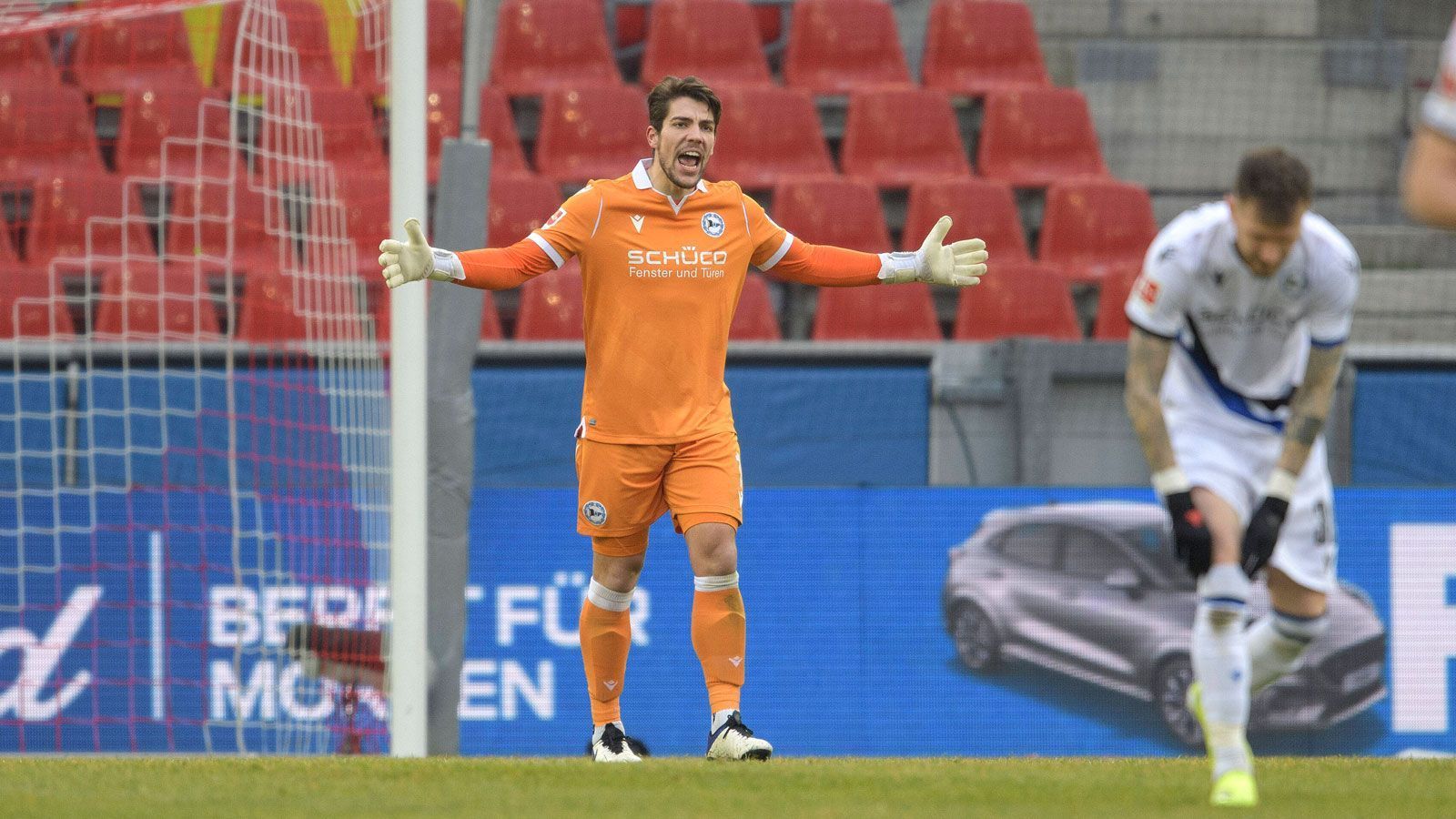 
                <strong>Tor: Stefan Ortega (Arminia Bielefeld)</strong><br>
                Der Bielefelder Schlussmann überzeugt durch gute Reflexe auf der Linie und eine starke Spieleröffnung. Zudem wehrte er mit 98 Torschüssen mehr ab als jeder andere Keeper der Bundesliga. Selbst der FC Bayern München soll mittlerweile an einer Verpflichtung des 28-Jährigen als mögliche Nummer zwei interessiert sein.
              