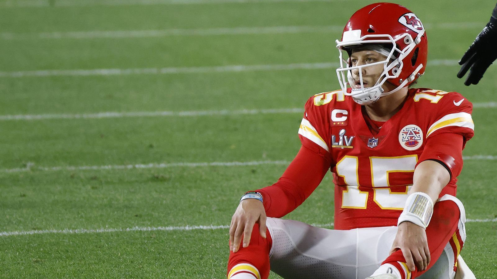 
                <strong>Platz 193: Patrick Mahomes (Kansas City Chiefs)</strong><br>
                Patrick Mahomes hat vor nicht allzu langer Zeit zwar den bisher größten NFL-Vertrag unterschrieben, ist in dieser Liste allerdings ganz weit hinten zu finden. Grund dafür ist, dass sein Zehnjahres-Vertrag erst ab der Saison 2022 greift. Dann bringt der Quarterback der Chiefs über 35 Millionen Dollar in den Cap Space ein und wird auch in dieser Statistik vorne mitmischen. In der anstehenden Saison nimmt der 25-Jährige allerdings nur rund 7,4 Millionen im Kader der Chiefs ein. Hier kommen die Top 15 der größten Cap Hits in der neuen Saison.
              