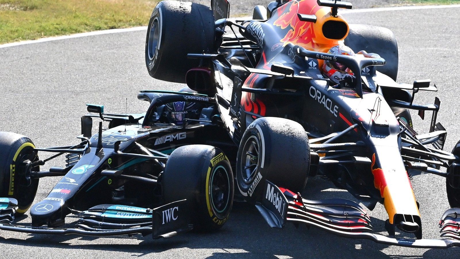 
                <strong>Hamilton im Duell mit Verstappen</strong><br>
                Lewis Hamilton konnte sich beim Grand Prix in Monza 2021 bei seinem Cockpitschutz bedanken. Seinerzeit kollidierte er in seinem Mercedes mit Max Verstappen. Dessen Red Bull schleuderte über den Briten hinweg, traf den Überrollbügel mit dem Unterboden, zudem mit dem rechten Hinterrad den Halo. Wäre dieser nicht an Ort und Stelle gewesen, hätte das Rad Hamilton mit voller Wucht am Kopf getroffen.
              