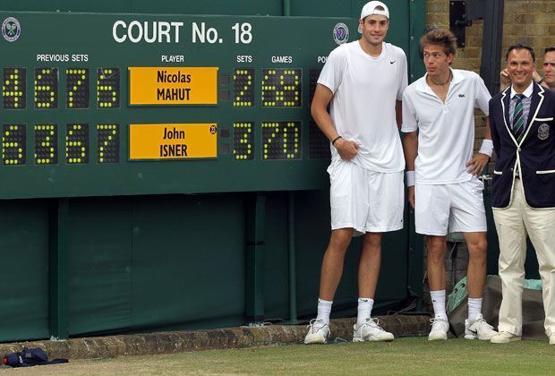 
                <strong>Das längste Match (Herren)</strong><br>
                In Wimbledon spielt sich 2010 das verrückteste Match aller Zeiten ab. In unglaublichen 11 Stunden gewinnt John Isner (USA, li.) gegen Nicolas Mahut (Frankreich) die Erstrundenpartie mit 70:68 im fünften Satz! Isner schaffte dabei 112 Asse, auch ein Rekord.
              