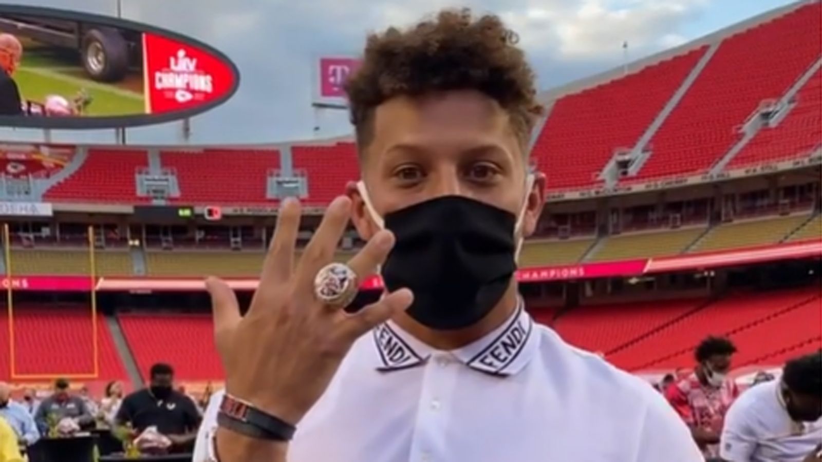 
                <strong>Mahomes hat noch Platz für mehr Ringe</strong><br>
                Quarterback Patrick Mahomes freut sich über seinen ersten Ring. Weitere sollen mit Sicherheit folgen. Schließlich unterschrieb der Passgeber in der Offseason einen 10-Jahres-Vertrag.
              