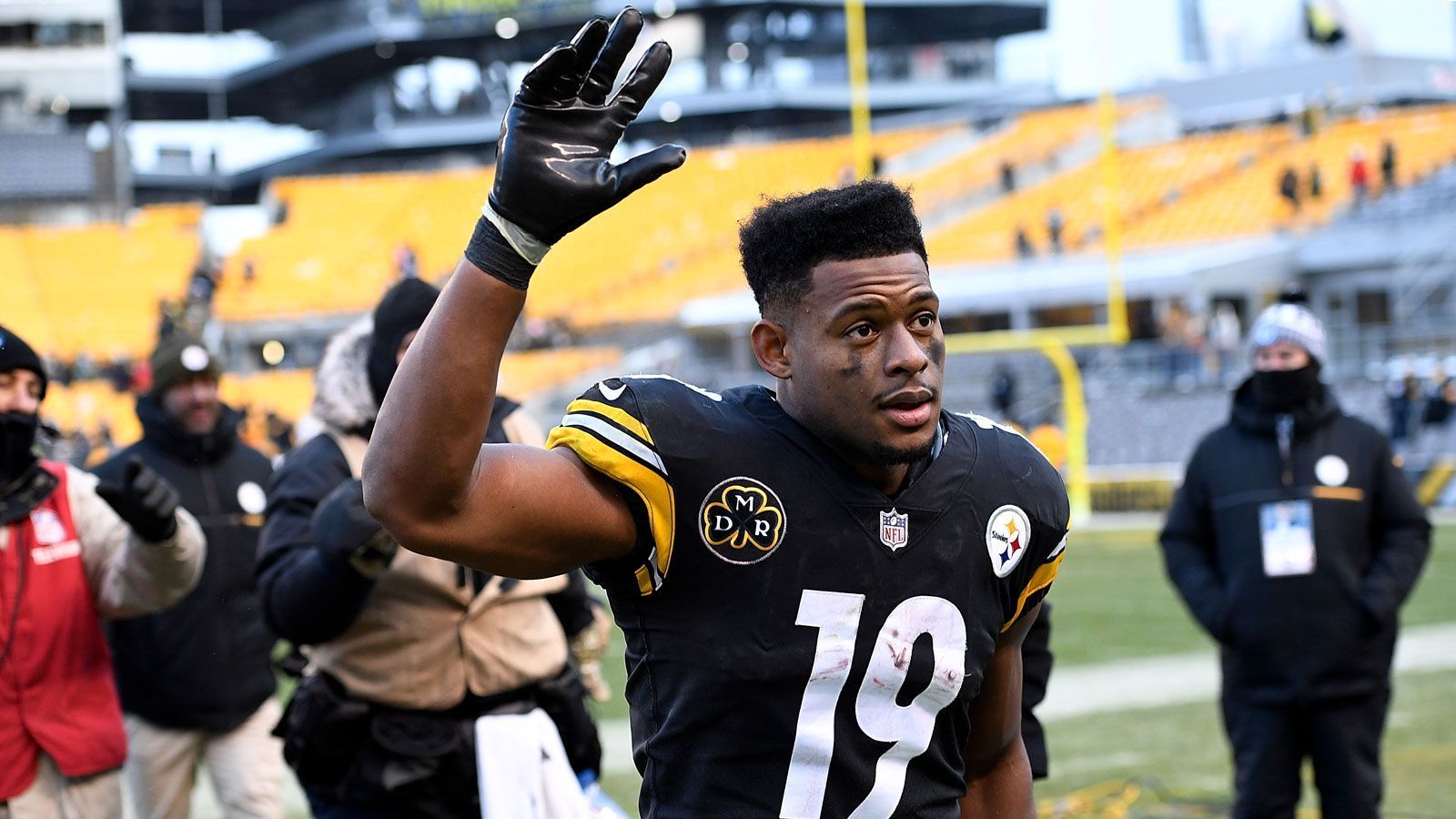 
                <strong>JuJu Smith-Schuster (Pittsburgh Steelers)</strong><br>
                Die Rookie-Überraschung der vergangenen Saison hatte beim 31:14 bei den Philadelphia Eagles nur einen großen Auftritt - der aber war einmal mehr allererste Sahne. Auf Pass von Landry Jones fing Smith-Schuster das Ei und trug es für 71 Yards in die Endzone - es waren die ersten Punkte der Partie. Mehr durfte und musste der gebürtige Kalifornier der NFL-Gemeinde dann auch nicht zeigen.
              