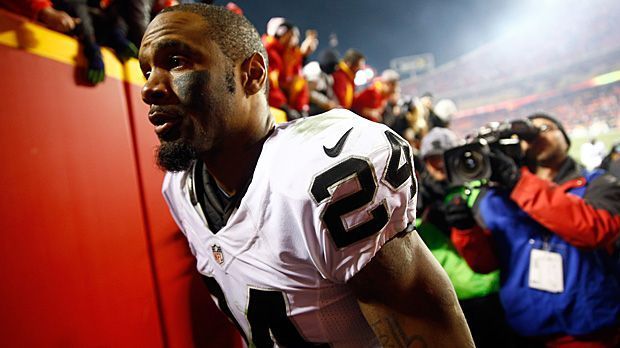 
                <strong>Charles Woodson (Oakland Raiders)</strong><br>
                Der Safety kündigt schon während der Regular Season an, dass er sich im Frühjahr 2016 zurückziehen wird. Als vierter Pick des Draft 1998 stößt der mittlerweile 39-Jährige zu den Raiders. Während seiner Zeit bei den Green Bay Packers feiert er mit dem Sieg beim Super Bowl XLV seinen größten Erfolg.
              