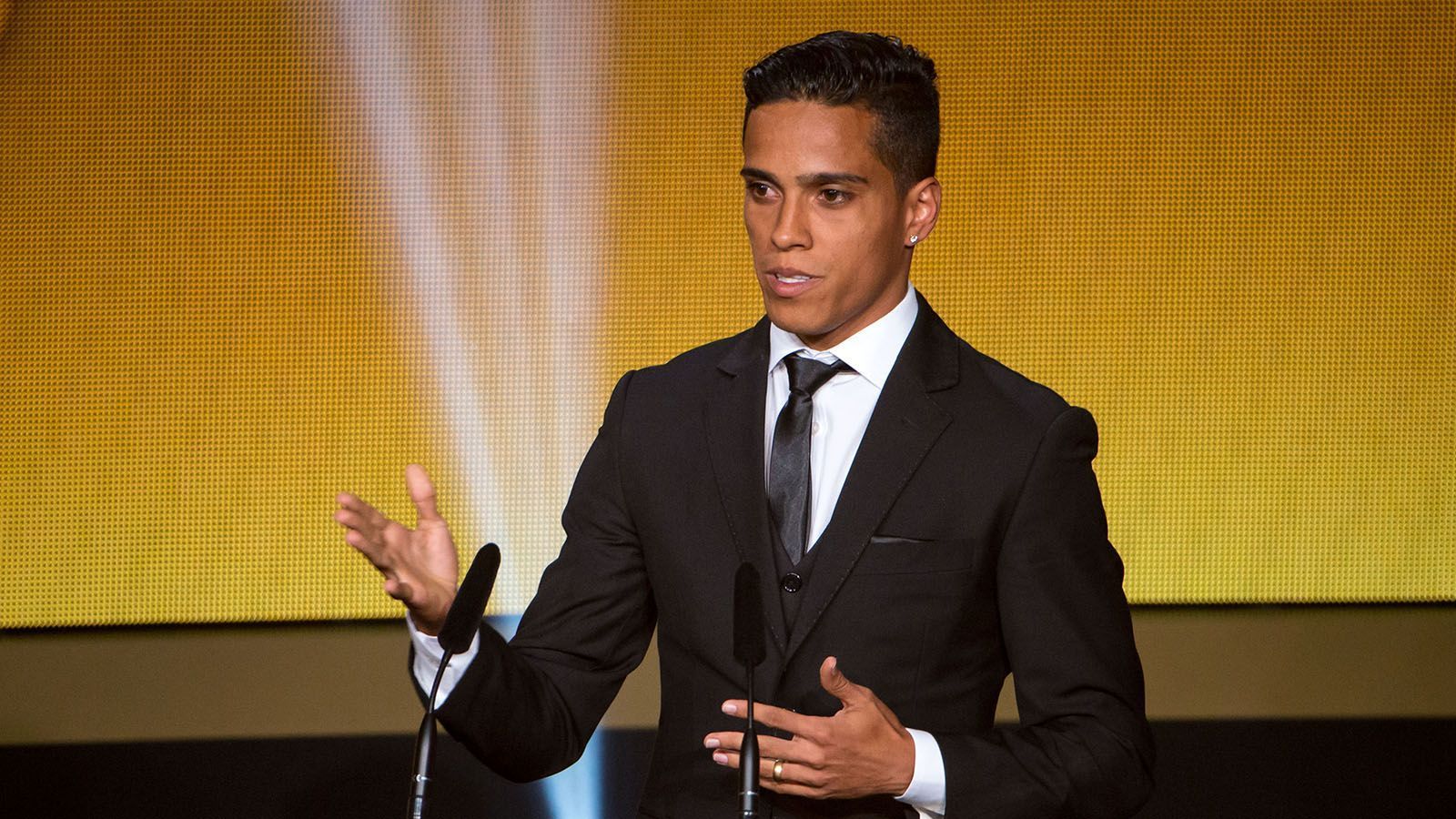 
                <strong>Wendell Lira</strong><br>
                Richtig radikal war der Schritt des brasilianischen Fußballers Wendell Lira. Der 2015 mit dem FIFA-Puskas-Preis für das schönste Tor des Jahres ausgezeichnete Fußballer bekam 2007 ein Angebot des AC Mailand, das er jedoch ablehnte um weiter in Brasilien zu kicken. 2016 beendete er dann im besten Fußballeralter von 27 seine aktive Karriere um auf den virtuellen Rasen zu wechseln. Als Pro Gamer ist er nun FIFA-Profi.
              