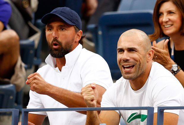 
                <strong>Finale Marin Cilic - Kei Nishikori</strong><br>
                Dagegen ist Goran Ivanisevic (l.) bester Laune. Cilic' Trainer geht bei der Begegnung gewohnt mit.
              