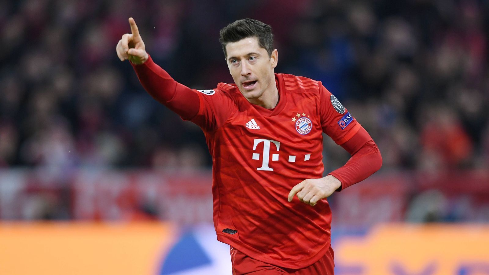 
                <strong>Angriff: Robert Lewandowski (FC Bayern München)</strong><br>
                Was Immobile fehlte, sammelte Lewandowski: Titel. Mit ihm holten die Bayern in der Saison 2019/2020 das Triple. In 31 Bundesliga-Spielen netzte der Pole 34 Mal ein, hinzu kamen unglaubliche 15 Treffer in der Champions League. Der 32-Jährige steht in der Blüte seiner Karriere und denkt erst gar nicht daran, seine Torquote herunterzuschrauben. Im Gegenteil: Bis jetzt hat Lewandowski bereits 15 Bundesliga-Tore in elf Spielen erzielt. Völlig zu Recht wurde er daher auch von der Fifa als Weltfußballer 2020 ausgezeichnet.
              