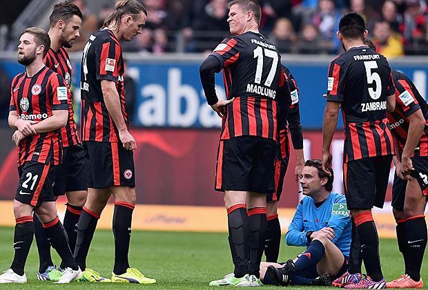 
                <strong>Bakalorz rennt Schiri Winkmann um</strong><br>
                Winkmann hält sich den linken Arm und muss einige Minuten behandelt werden. Dann gibt es Entwarnung - der Referee kann die Partie weiterleiten. Zudem erhält er ein neues Freistoß-Spray.
              