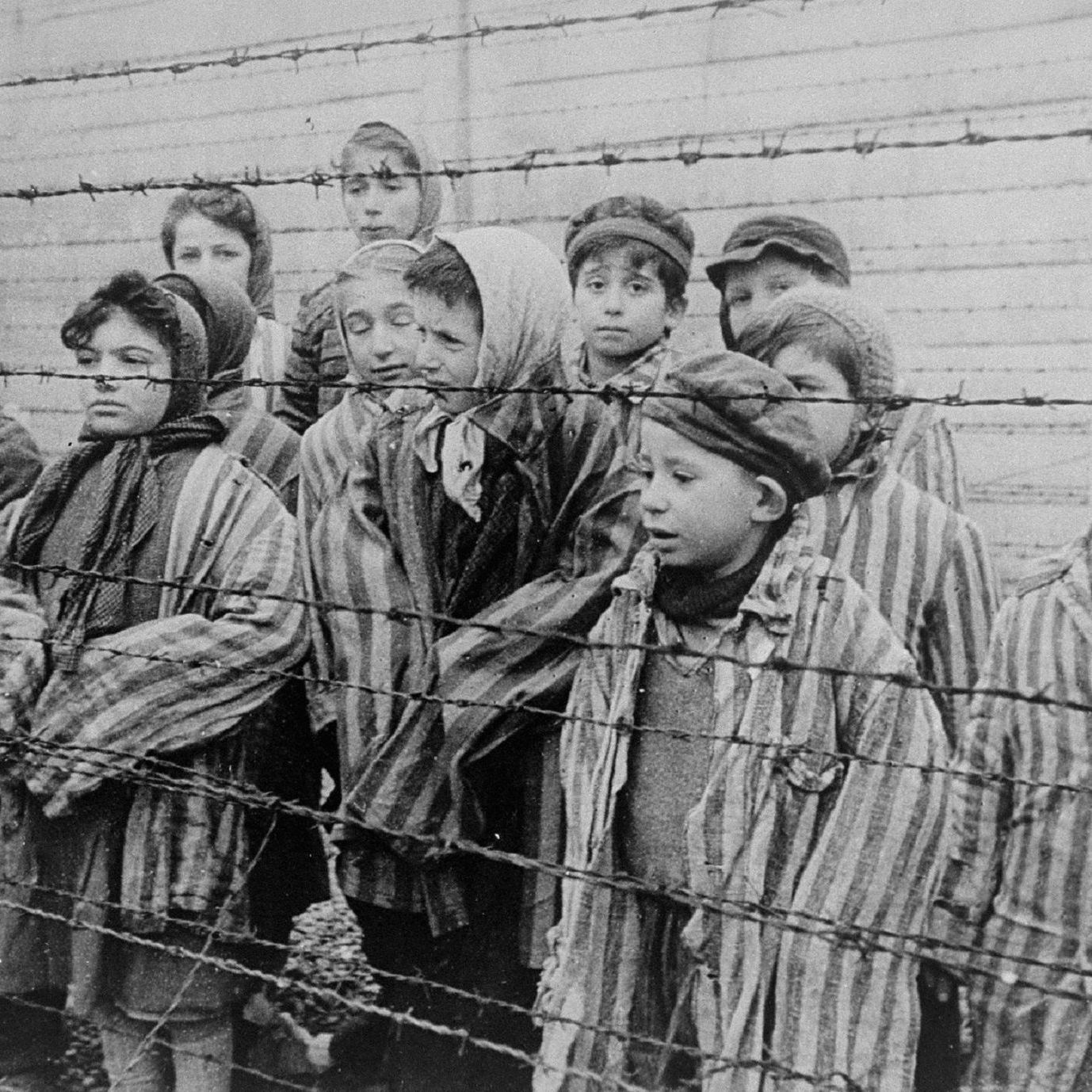 Die Zwillinge Eva und Miriam Mozes (ganz rechts) waren in Auschwitz Experimenten ausgeliefert.
