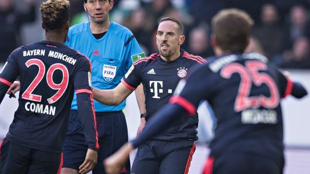 
                <strong>Franck Ribery</strong><br>
                Franck Ribery: Kommt in der 56. Minute für Robben - und mit ihm kommen die Tore. Gleich präsent. Bereitet durch sein Dribbling und Nachsetzen Comans Führung mit vor. Kurios: Mit schwacher Brustannahme legt er Lewandowski das 2:0 auf. Ständiger Unruheherd. Und er bringt den letzten Pass an. Note: 1
              