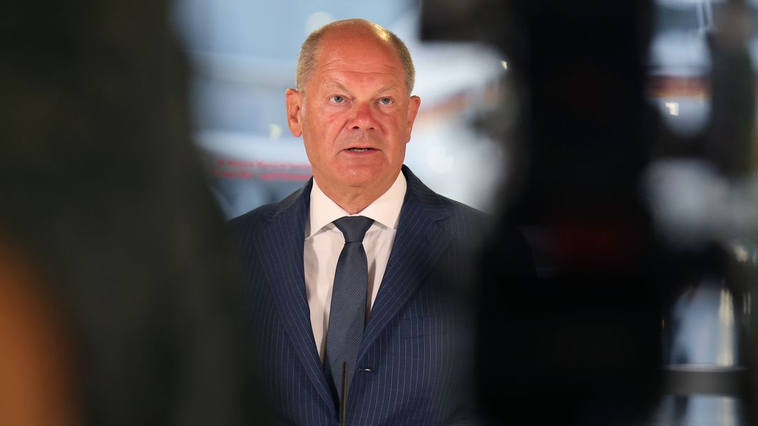 1. August 2024, Nordrhein-Westfalen, Köln: Bundeskanzler Olaf Scholz (SPD) spricht mit Journalisten über den Gefangenenaustausch.