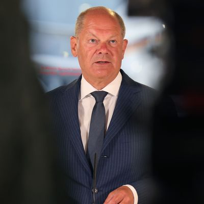 1. August 2024, Nordrhein-Westfalen, Köln: Bundeskanzler Olaf Scholz (SPD) spricht mit Journalisten über den Gefangenenaustausch.