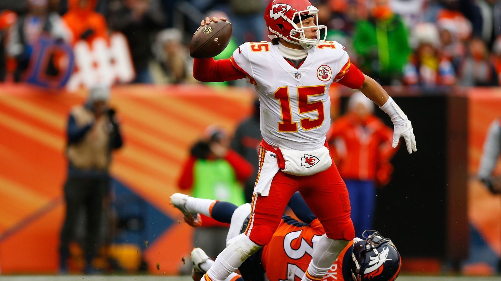 
                <strong>Kansas City Chiefs (2017: 10-6; Aus in den Wild Card Playoffs)</strong><br>
                Die Zeichen stehen auf Neuanfang. Quarterback Alex Smith schickten die Chiefs nach Washington. Der letztjährige Erstrunden-Pick Patrick Mahomes soll der Mann der Zukunft sein. Ein mutiger Schritt: Smith stand für Konstanz. Ein Rookie hingegen braucht seine Eingewöhnungszeit. Zudem fehlt es in der Offensive möglicherweise an Tiefe. Das Playoff-Spiel gegen die Tennessee Titans hat bewiesen, dass der Ausfall eines Top-Spielers wie Tight End Travis Kelce nicht zu kompensieren ist.
              