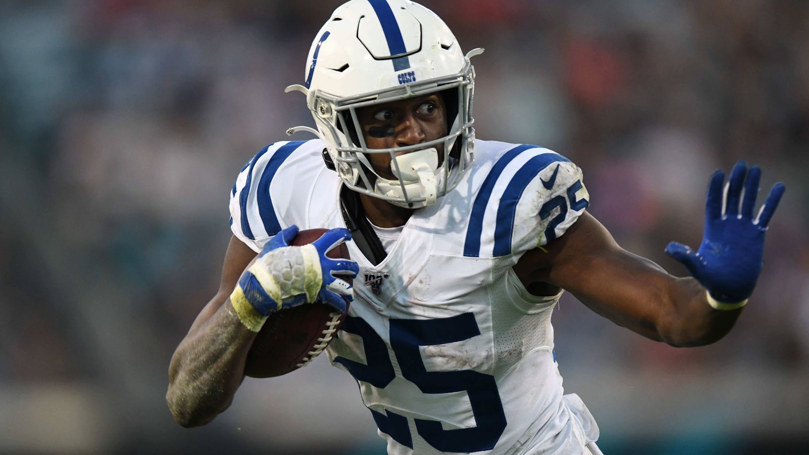 
                <strong>Marlon Mack (Indianapolis Colts)</strong><br>
                Marlon Mack spielte 2019 mit 1091 Rushing-Yards die beste Saison seiner jungen Karriere. Der ehemalige Viertrunden-Pick verdient in der kommenden Spielzeit 2,133 Millionen Dollar. Danach läuft sein Rookie-Vertrag aus. Sind die Colts so sehr von ihm überzeugt, dass sie ihm einen langfristigen Vertrag anbieten? Oder wird General Manager Chris Ballard einen Running Back finden, der Mack ersetzen kann? Bislang gibt es noch keine ernstzunehmenden Anzeichen für eine bestimmte Tendenz.
              