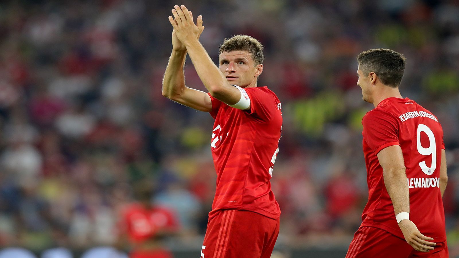 
                <strong>Bundesliga: Die Transferstrategie des FC Bayern</strong><br>
                Thomas Müller (li.) hat seinen Vertrag beim FC Bayern bis 2023 verlängert. Die bayrische Stimmungskanone ist aber nur eine von vielen Personalien, mit denen sich der Rekordmeister derzeit auseinandersetzt. Laut "Sportbild" steht die Transferstrategie der Bayern fest, ran.de erklärt sie.
              