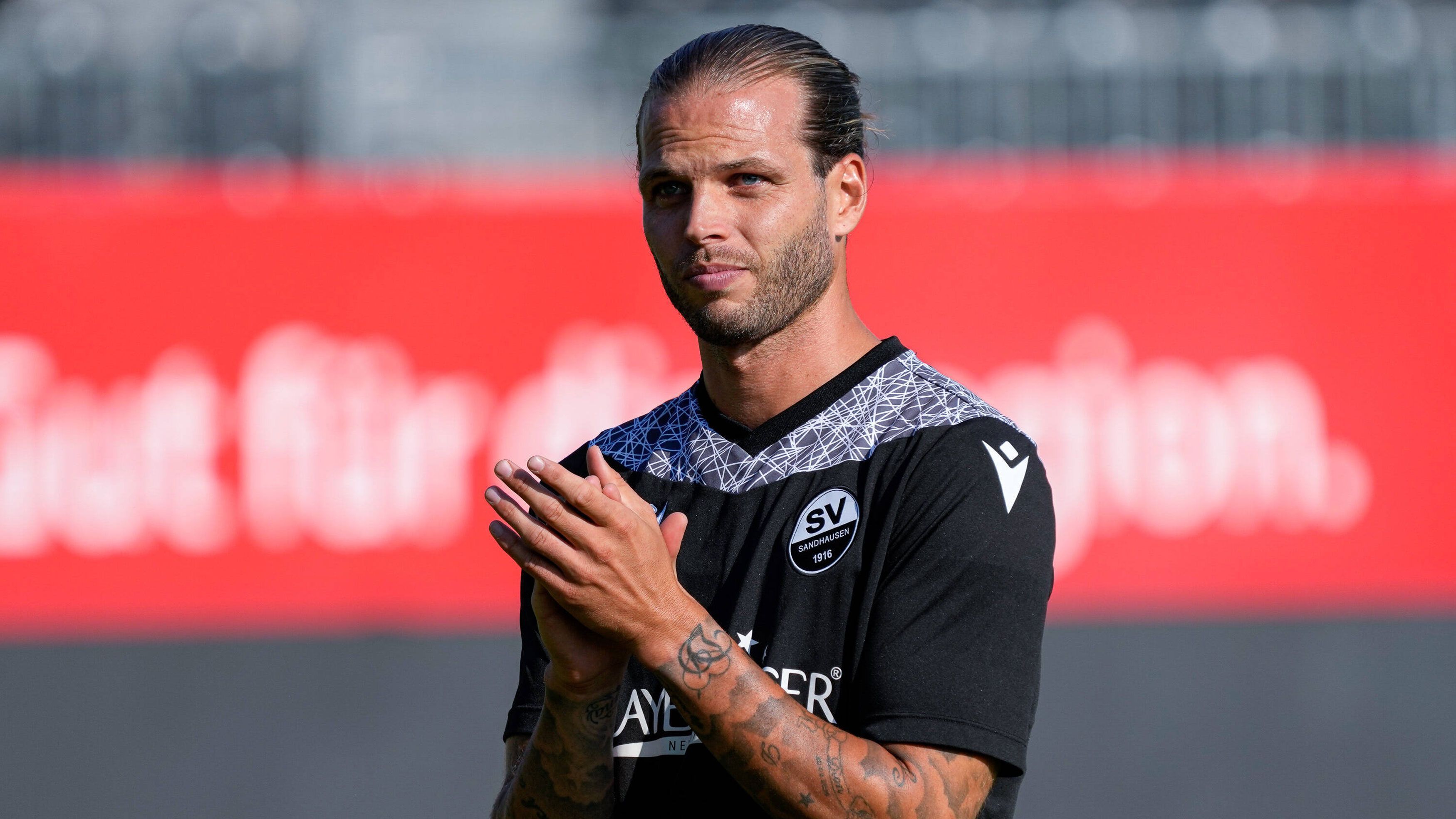 
                <strong>SV Sandhausen</strong><br>
                &#x2022; Kapitän: Dennis Diekmeier - <br>&#x2022; Position: Rechter Verteidiger - <br>&#x2022; Im Verein seit: 2019<br>
              