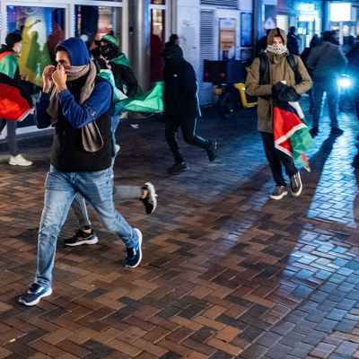 Israel will laut Medienberichten nach Ausschreitungen beim Spiel Ajax - Maccabi Tel Aviv Flugzeuge nach Amsterdam, um israelische Fans auszufliegen. 