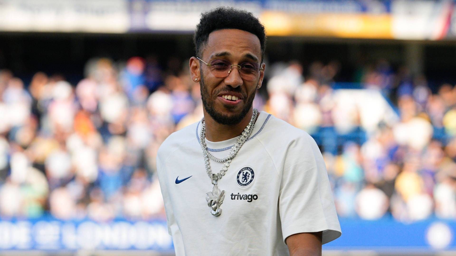 
                <strong>Pierre-Emerick Aubameyang (Olympique Marseille)</strong><br>
                Zehn Jahre nach seinem Abschied aus Saint-Etienne kehrt Pierre-Emerick Aubameyang nach Frankreich zurück. Der 34 Jahre alte Stürmer unterschrieb bei Olympique Marseille einen Dreijahresvertrag, wie der Klub verkündete. Sein bisheriger Arbeitgeber FC Chelsea verzichtete trotz gültigen Vertrages auf eine Ablösesumme, obwohl die Blues erst im Vorjahr zwölf Millionen Euro für den Gabuner an den FC Barcelona überwiesen hatten. In London kam Aubameyang, vor allem nach der Entlassung von Thomas Tuchel, aber nicht zurecht. In nur 21 Pflichtspielen erzielte er gerade einmal drei Treffer.
              