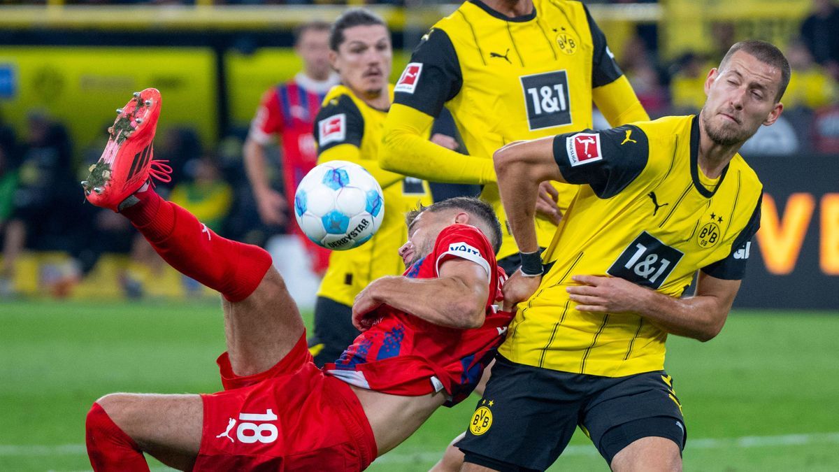 13.09.2024: Fußball: Borussia Dortmund-1. FC Heidenheim, 3. Spieltag im Signal-Iduna-Park. Heidenheims Marvin Pieringer (l) und Dortmunds Waldemar Anton kämpfen um den Ball. WICHTIGER HINWEIS: Gemä...