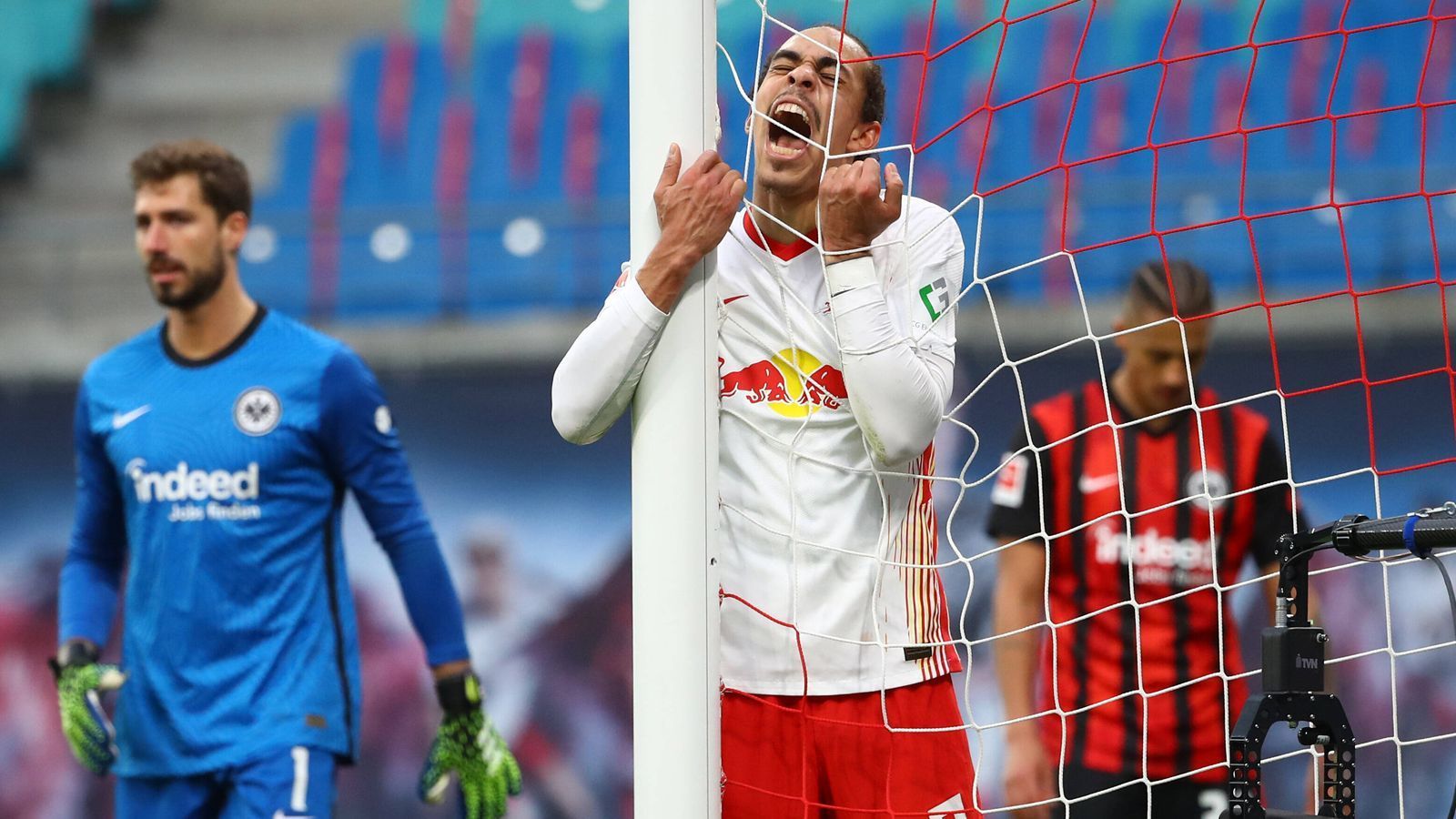 
                <strong>Was das Spiel für die Tabelle heißt</strong><br>
                Leipzig verliert zwei Punkte im Titelkampf gegen die Bayern und kann nun nicht mehr aus eigener Kraft Meister werden. Frankfurt bleibt Vierter, doch der Vorsprung auf Borussia Dortmund beträgt nur noch zwei Zähler.
              
