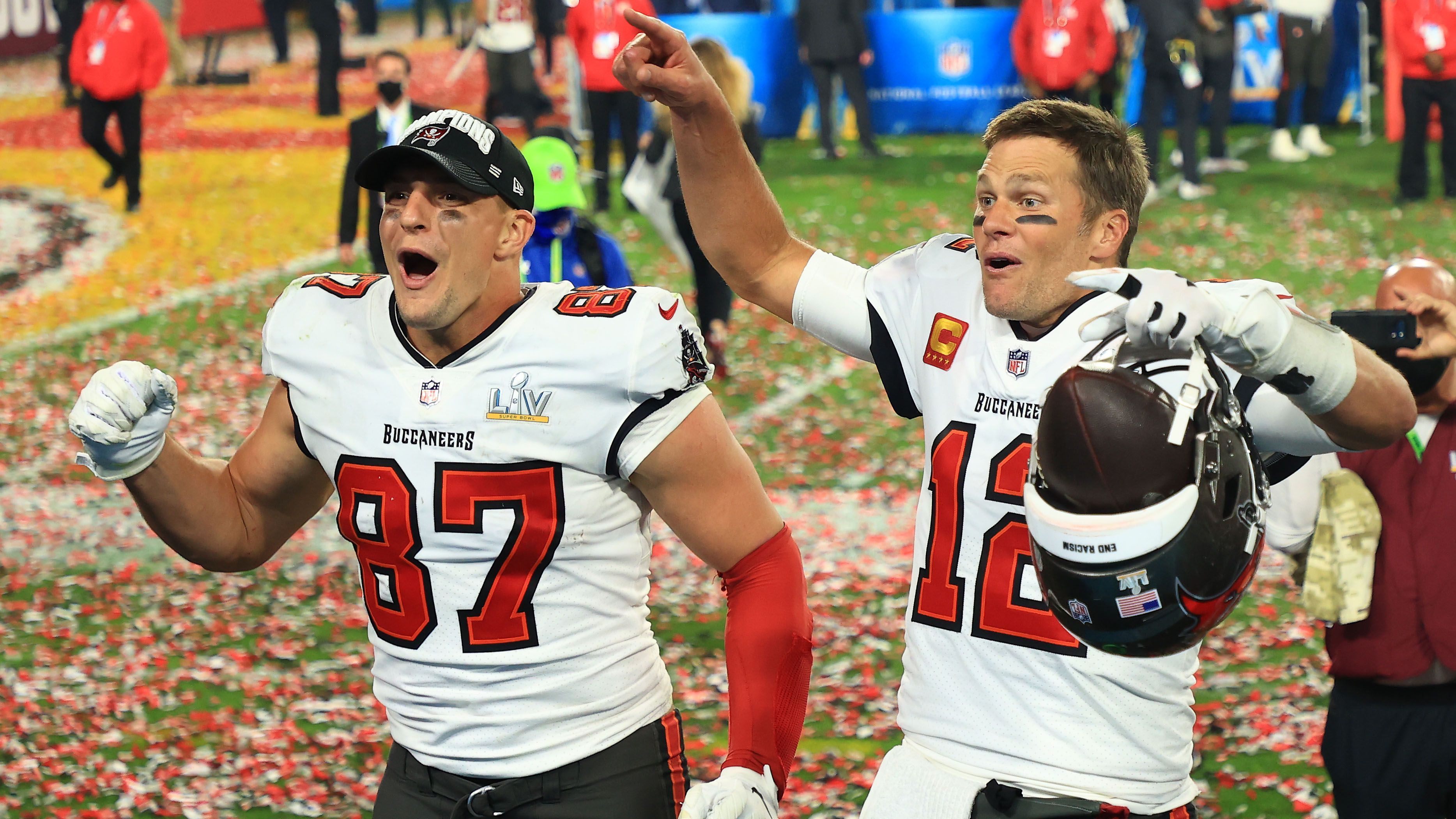 
                <strong>Kongenialer Teampartner Rob Gronkowski</strong><br>
                Wenn man so lange im Geschäft ist, wie Tom Brady, dann entwickeln sich auch ganz besondere Freundschaften zu Teamkollegen. Allen voran steht die Beziehung zu Rob Gronkowski. Der Quarterback holte den Tight End aus dem Ruhestand und gewann mit ihm den insgesamt vierten gemeinsamen Titel. Auf dem Platz bilden die beiden ein kongeniales Duo. Doch ihre Freundschaft geht weit über den Football hinaus. "Ich liebe den Kerl. Er hat einen großen Einfluss auf meine Karriere gehabt, persönlich, beruflich. Ich habe großes Glück, mit ihm zu spielen", erklärte Brady vor dem Super Bowl 55. 
              
