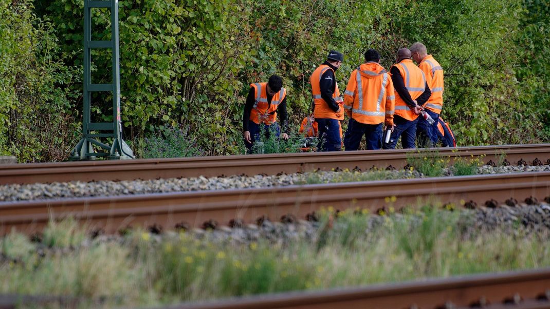 Wegen durchtrennter Bahnkabel ist die wichtige Nord-Süd-Zugstrecke zwischen Köln und Düsseldorf am Montag stark beeinträchtigt worden