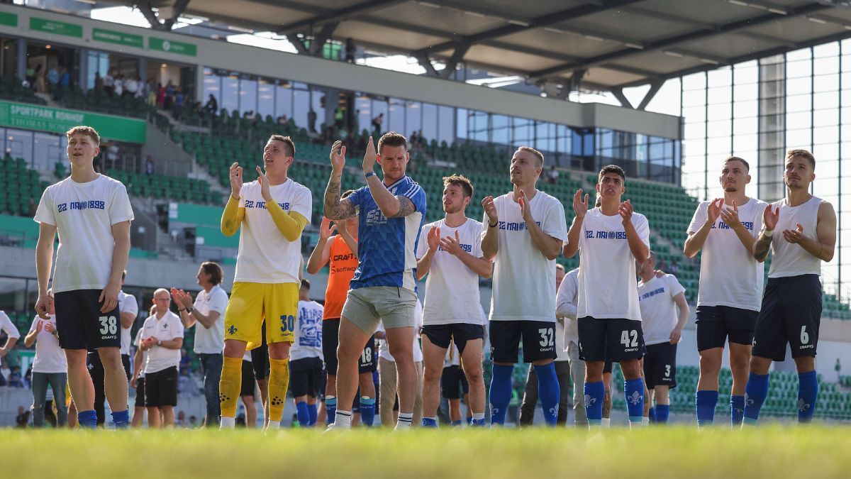 
                <strong>7. Und was macht Darmstadt?</strong><br>
                Was macht eigentlich das schon sicher aufgestiegene Darmstadt? Greuther Fürth schießt den SV in der zweiten Hälfte binnen 28 Minuten mit 4:0 ab. Das ist auch der Endstand. Für Darmstadt geht es aber sowieso höchstens noch um den Ehrentitel der Zweitliga-Meisterschaft. Und auch da sieht's gut aus: Darmstadt ist bei eigenem Abpfiff Tabellenerster, denn Heidenheim liegt in Regensburg weiterhin 1:2 zurück.
              